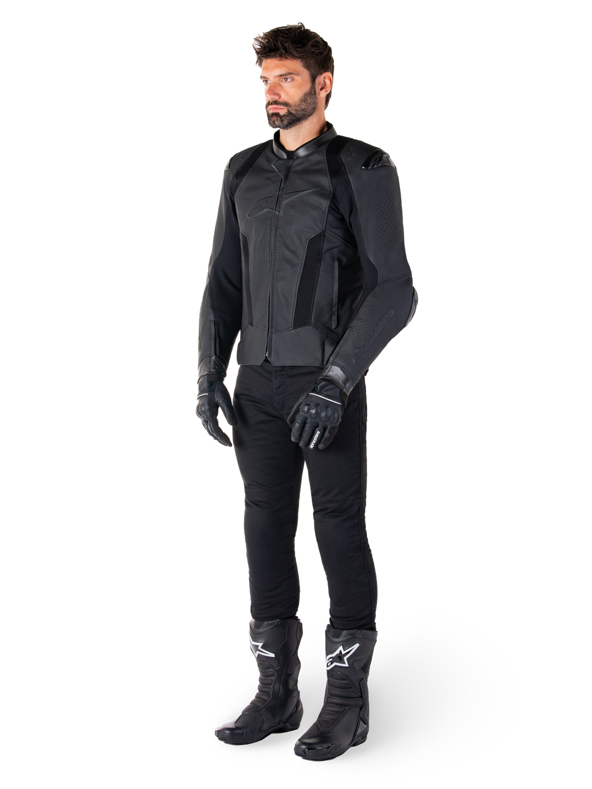 Alpinestars Missile V3 Airflow Leren Jas, zwart, gedragen door een rijder met bijpassende zwarte broek, handschoenen en laarzen, voorzien van geperforeerd rundleer voor maximale ventilatie en DFS-schouderprotectie, premium sport-motoruitrusting