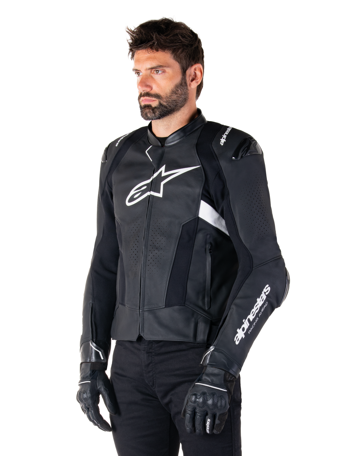 Mann in der Alpinestars Missile V3 Airflow Lederjacke, Motorradjacke in Schwarz und Weiß, hochwertiges perforiertes Leder für Luftzirkulation, weißes Alpinestars-Logo auf Brust und Ärmel, sportliche Passform im Rennsport-Stil, getragen mit schwarzen Handschuhen und Hose