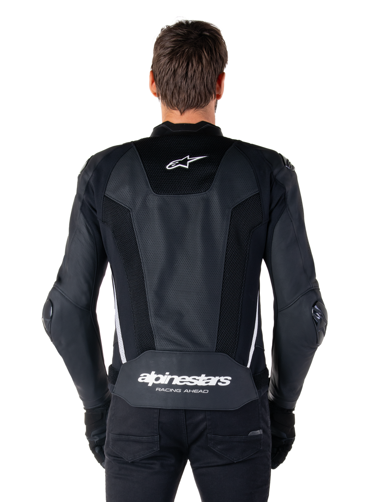 Alpinestars Missile V3 Airflow Lederjacke, Schwarz und Weiß, Rückansicht am Fahrer, mit umfassenden perforierten Ledereinsätzen, weißen Seitenakzenten, Alpinestars Stern-Logo auf dem oberen Rücken und 'alpinestars RACING AHEAD'-Branding am unteren Rücken.