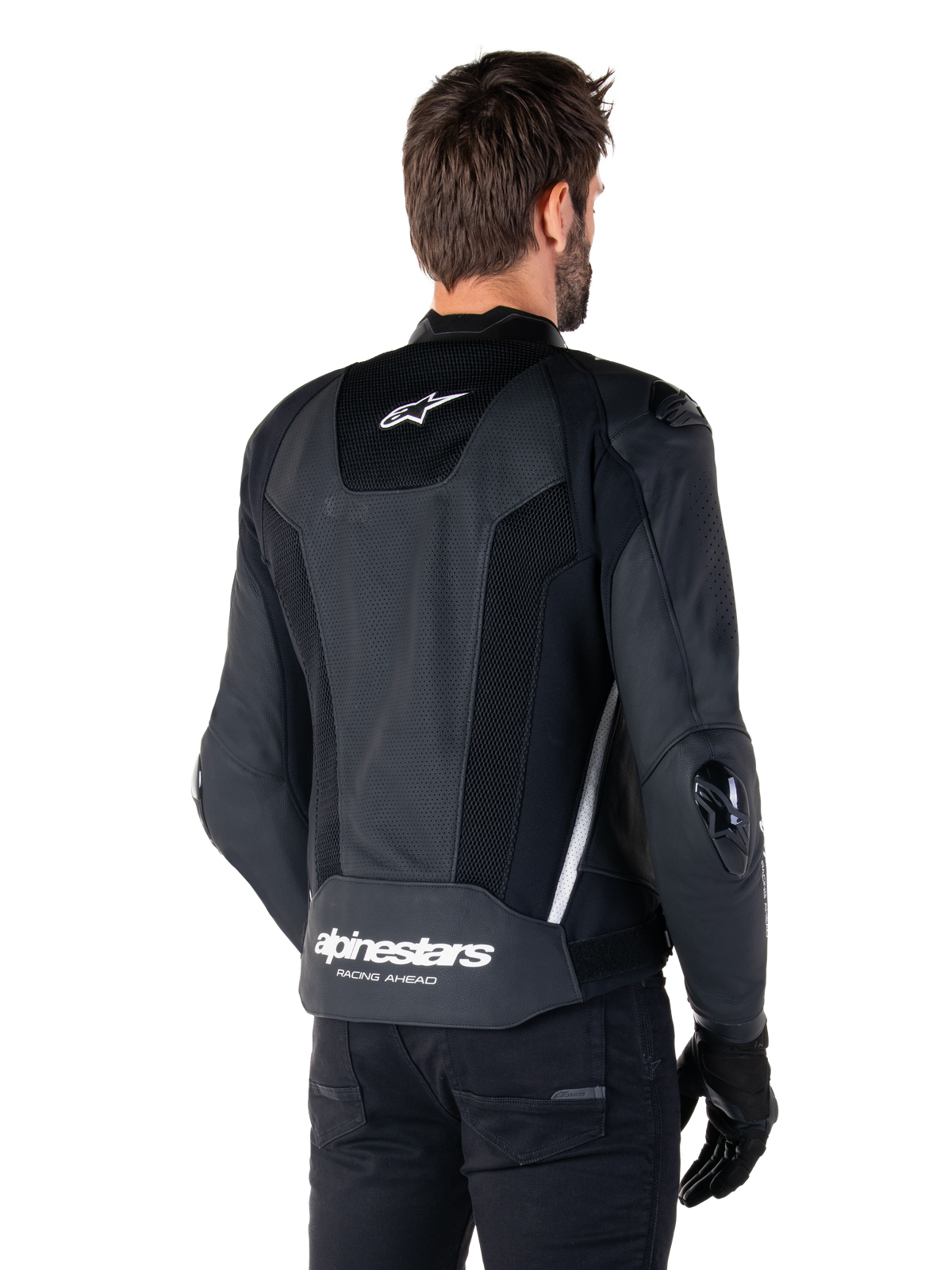 Alpinestars Missile V3 Airflow Lederjacke, Schwarz und Weiß, Rückansicht mit perforiertem Leder und Mesh-Einsätzen für maximale Belüftung, weißes Alpinestars-Branding am unteren Rücken und Stern-Logo am Nacken, getragen mit schwarzer Fahrausrüstung, Premium-Rennsport-Design.