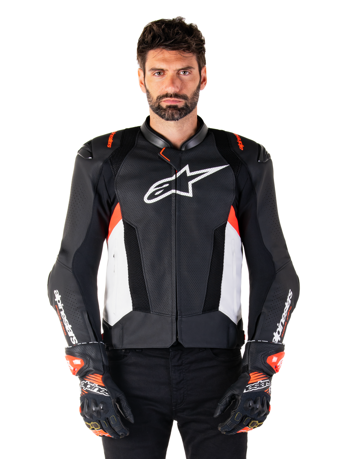 Alpinestars Missile V3 Airflow Lederjacke, Motorrad-Rennjacke, Schwarz und Weiß mit Rot Fluo Akzenten, perforierte Belüftungseinsätze, weißes Sternlogo auf der Brust, getragen mit schwarz-roten Handschuhen, hochwertige Lederkonstruktion