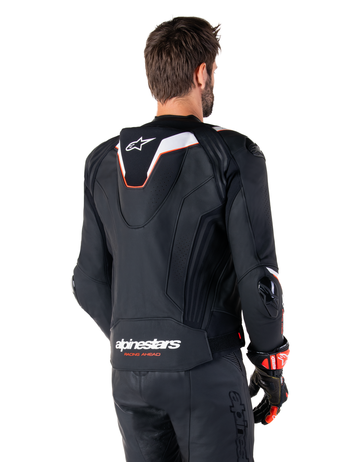 Alpinestars Missile V3 Ignition Leren Jas, achteraanzicht, zwart met witte en rode accenten, voorzien van een slanke sport Aero-hump en Alpinestars-branding, gedragen met bijpassende leren broek en racehandschoenen