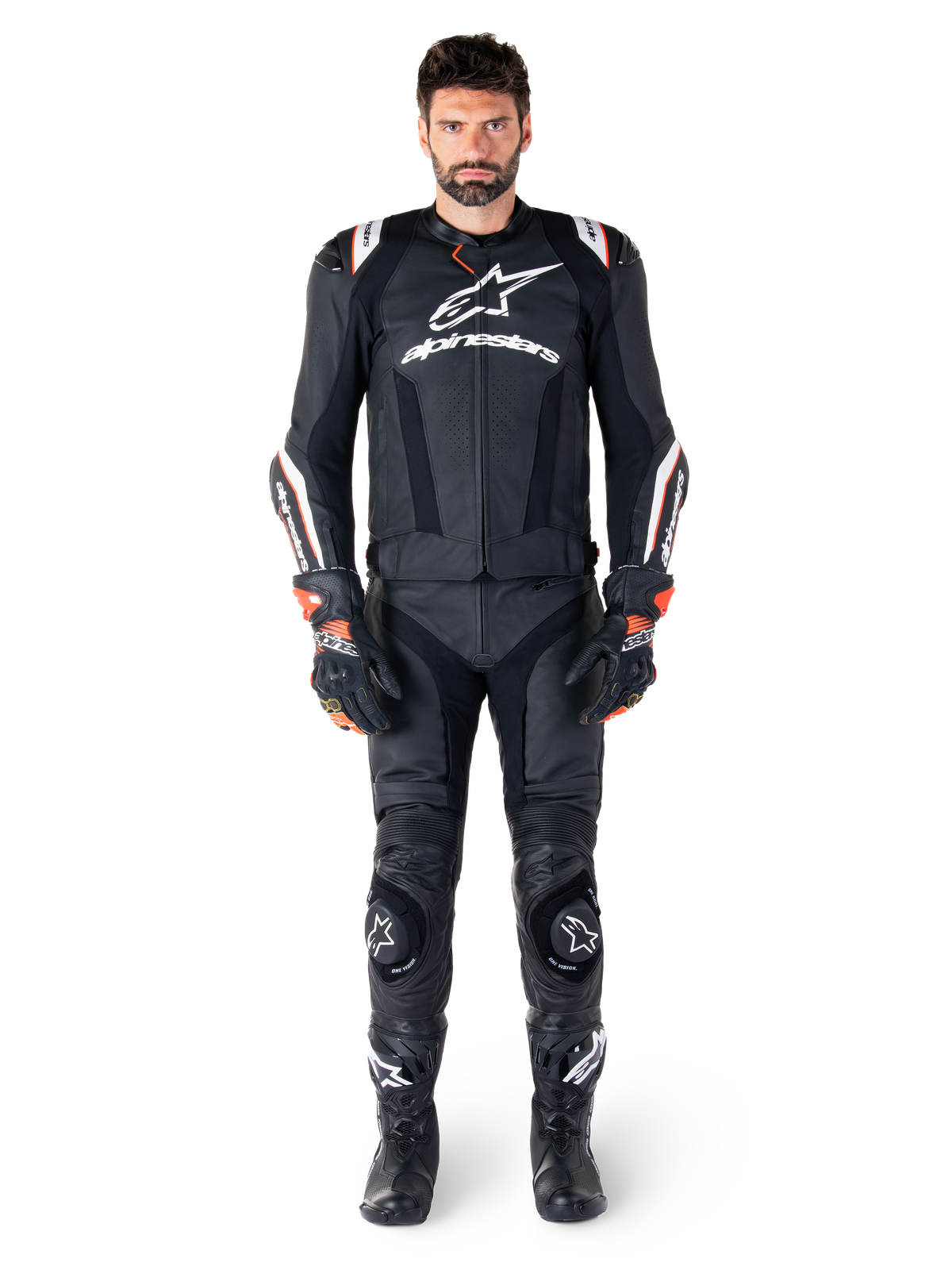 Mannelijke motorrijder draagt de Alpinestars Missile V3 Ignition leren jas in het zwart, gecombineerd met een bijpassende leren broek, handschoenen en laarzen, voorzien van witte Alpinestars-branding en rode accenten, ontworpen voor professionele raceprestaties.