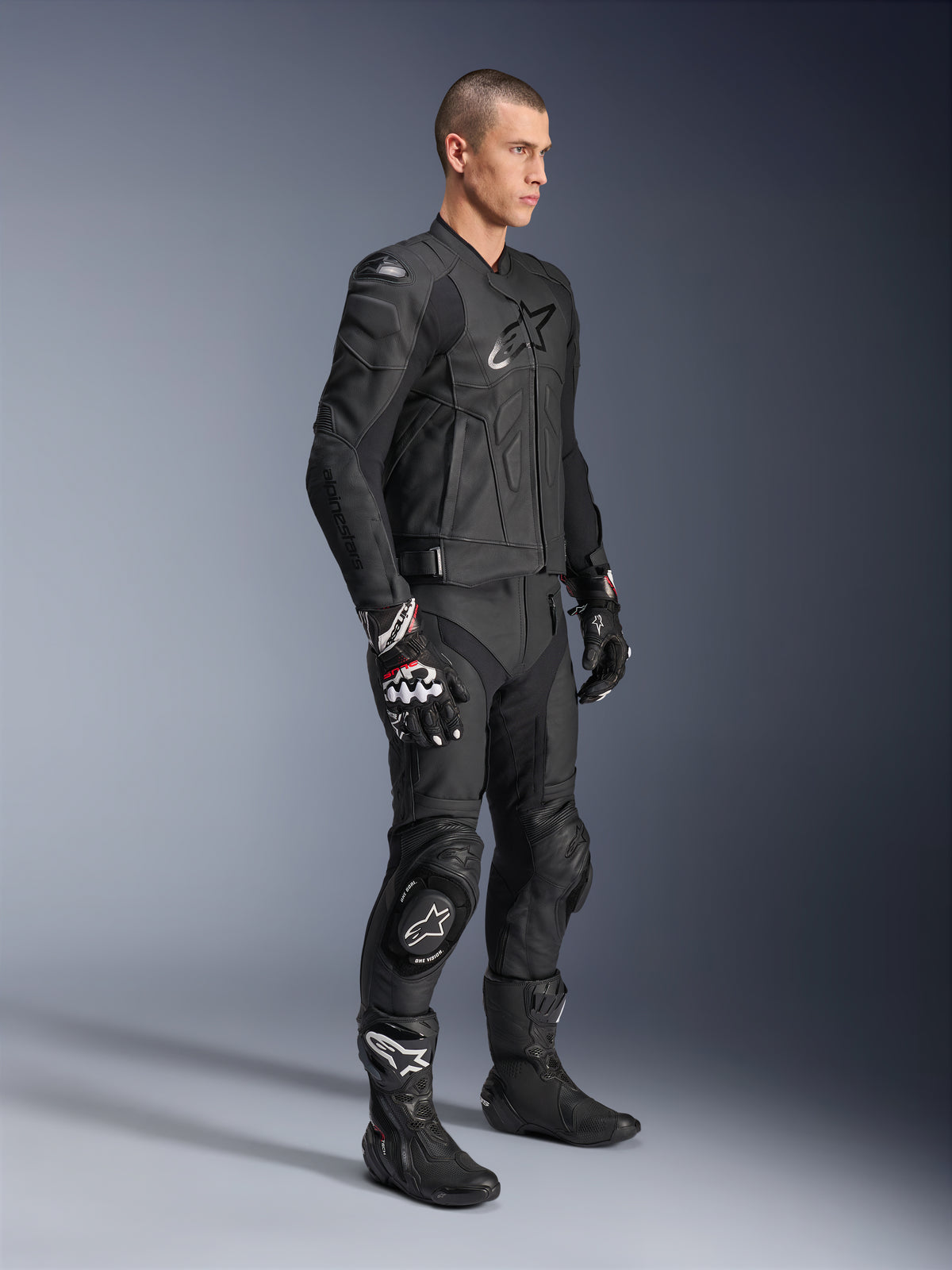Alpinestars Dusk Lederjacke, Herren-Motorradjacke, Schwarz, Rindsleder, ergonomisches Design, getragen von einem Model.