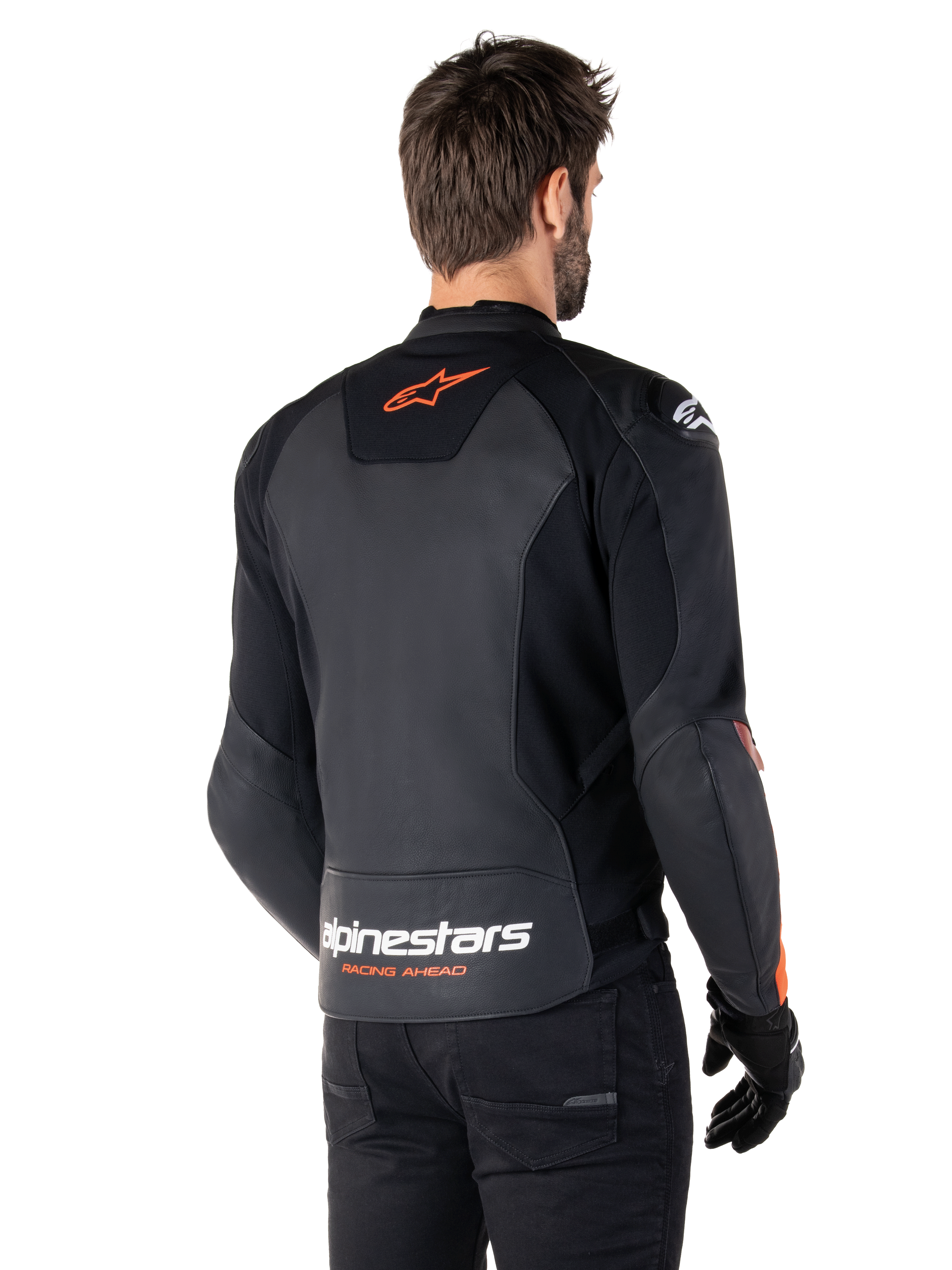 Alpinestars Faster V3 Lederjacke, Sport-Motorradjacke, Schwarz und Fluo-Rot, mit hochwertiger Lederkonstruktion, HRSF-Stretcheinsätzen und DFS GP Lite Schulterprotektoren, elegantes, vom Rennsport abgeleitetes Design mit technischen Details.