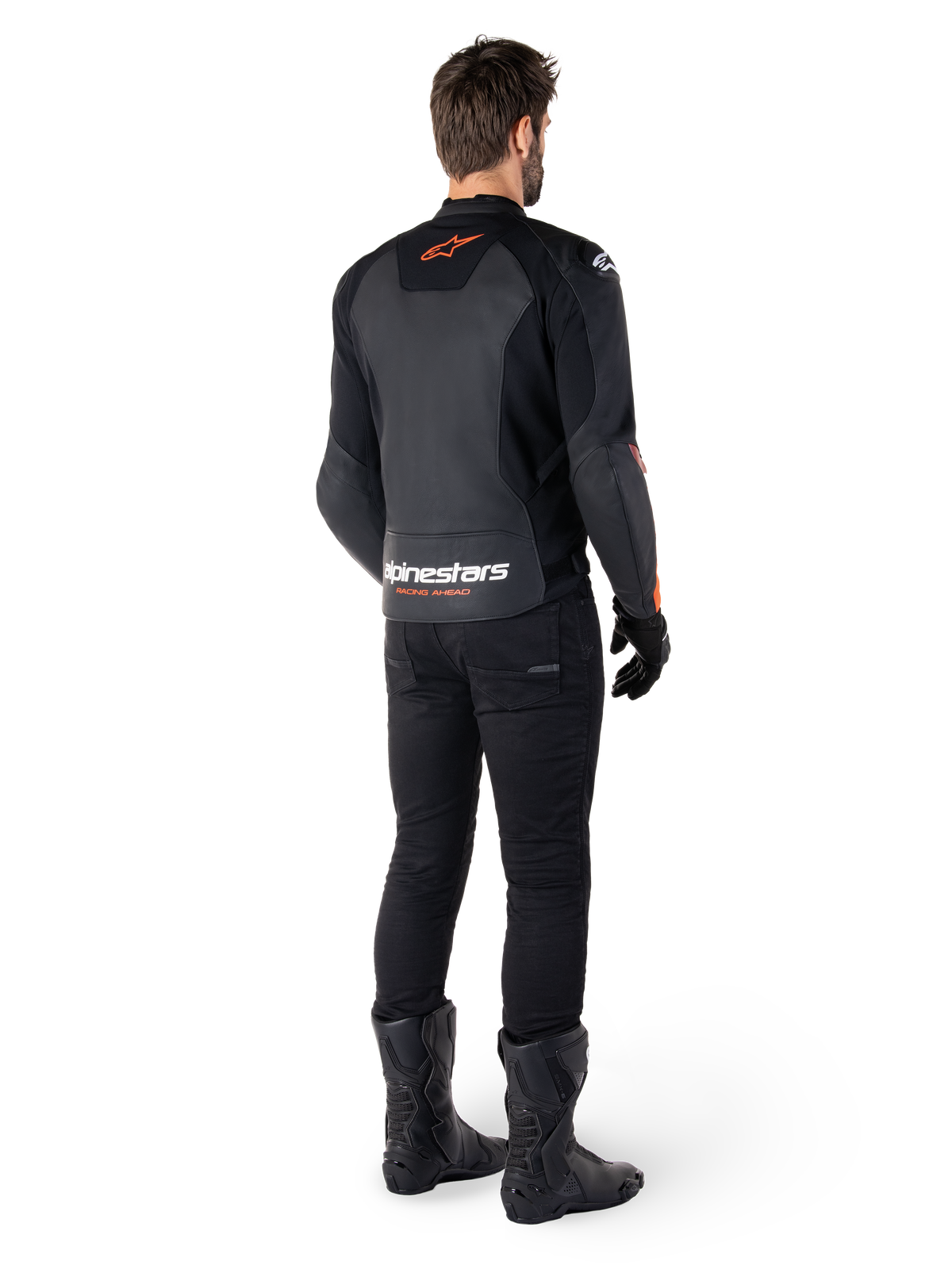 Alpinestars Faster V3 Lederjacke, Sport-Motorradjacke, Schwarz und Rot Fluo, Rückansicht getragen mit schwarzer Hose und schwarzen Stiefeln, mit „alpinestars RACING AHEAD“-Schriftzug am unteren Rücken und einem kleinen roten Stern-Logo, schlanke Lederkonstruktion in sportlicher Passform
