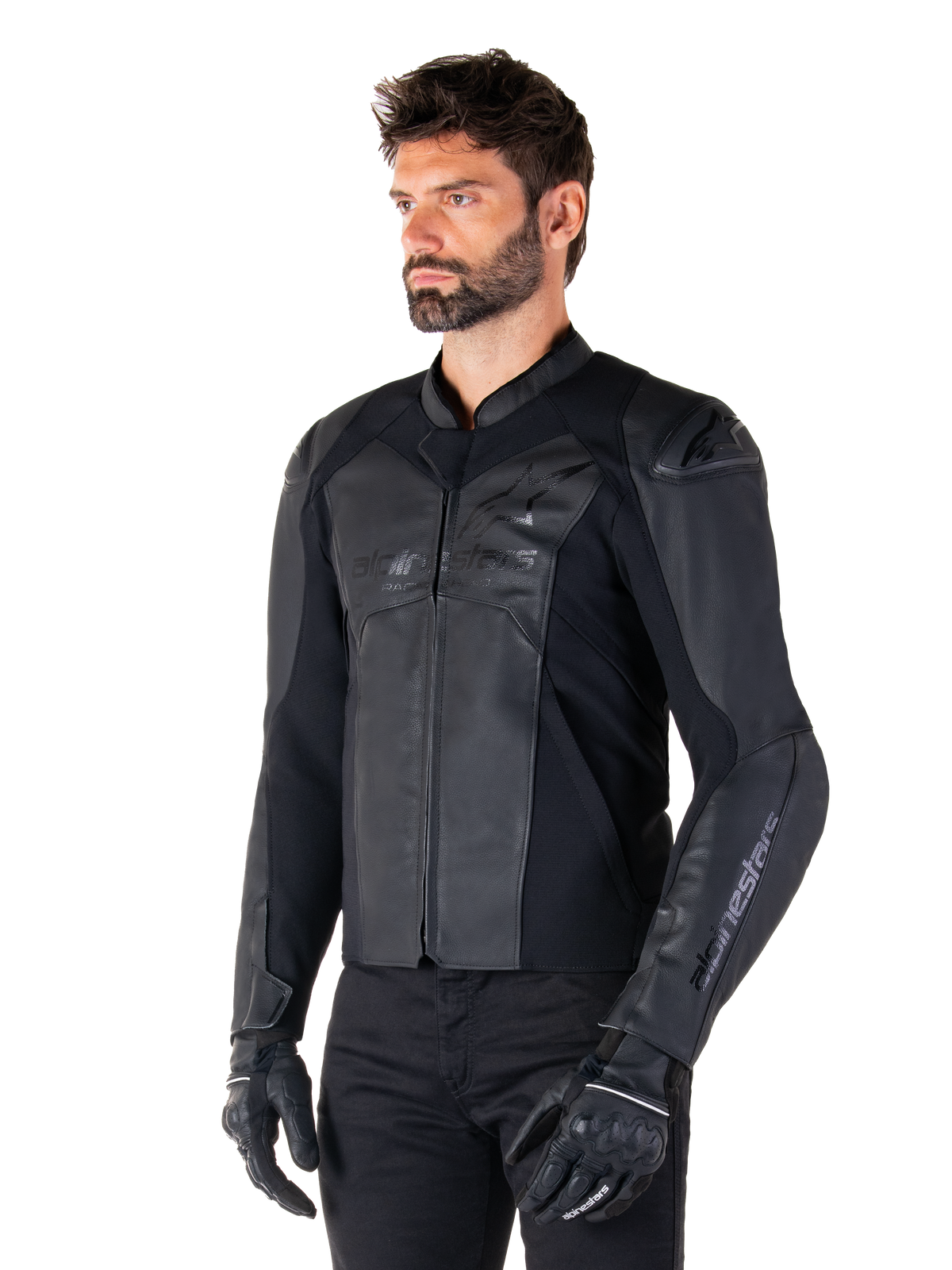 Alpinestars Faster V3 Lederjacke, Sport-Reitjacke, Schwarz Schwarz, getragen von einem männlichen Model mit schwarzer Hose und Handschuhen, Premium-Lederkonstruktion mit Stretcheinsätzen und DFS GP Lite Schulterprotektoren, elegante und moderne sportliche Silhouette