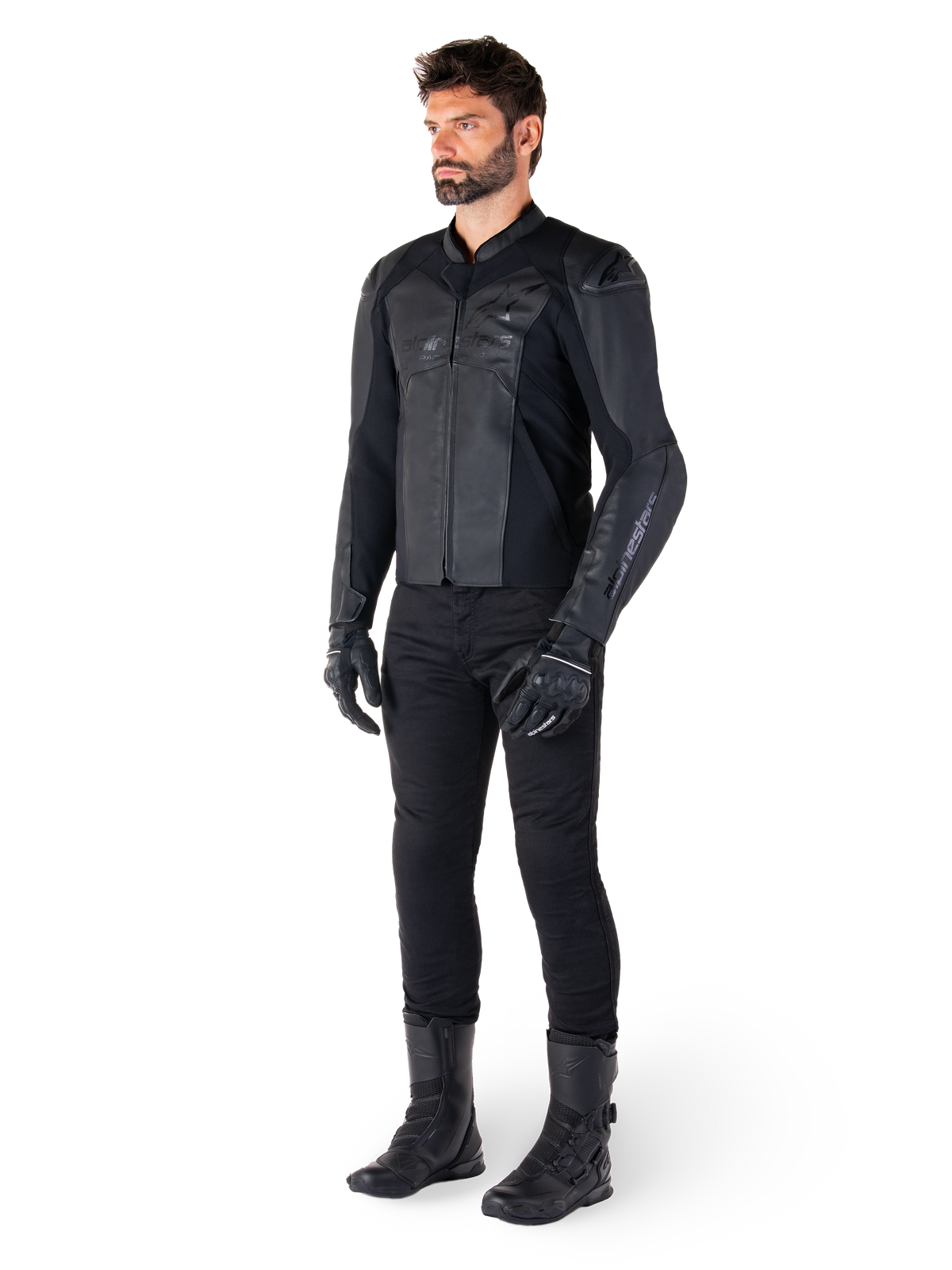 Alpinestars Faster V3 Lederjacke, Schwarz Schwarz, getragen mit schwarzer Hose, Handschuhen und Stiefeln, technische Lederkonstruktion mit HRSF-Stretch-Einsätzen, integrierten DFS GP Lite Schulterprotektoren und einer schlanken, vom Sport abgeleiteten Silhouette