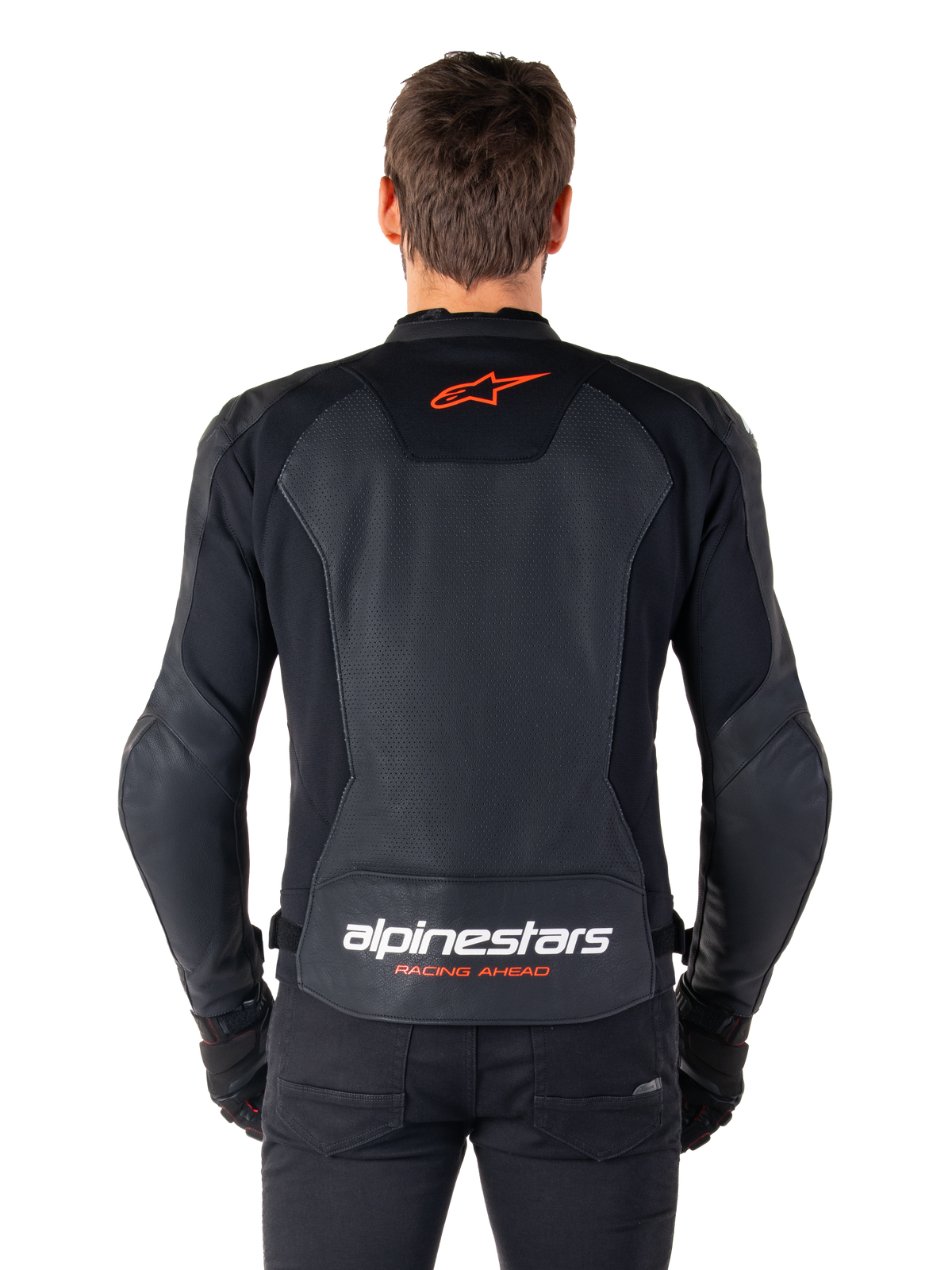 Alpinestars Faster V3 Airflow Lederjacke, Schwarz, Rückansicht mit perforierten Lederpaneelen zur Belüftung, rotem Alpinestars-Sternlogo und weißem Branding am unteren Rücken, getragen mit schwarzer Hose und Handschuhen.