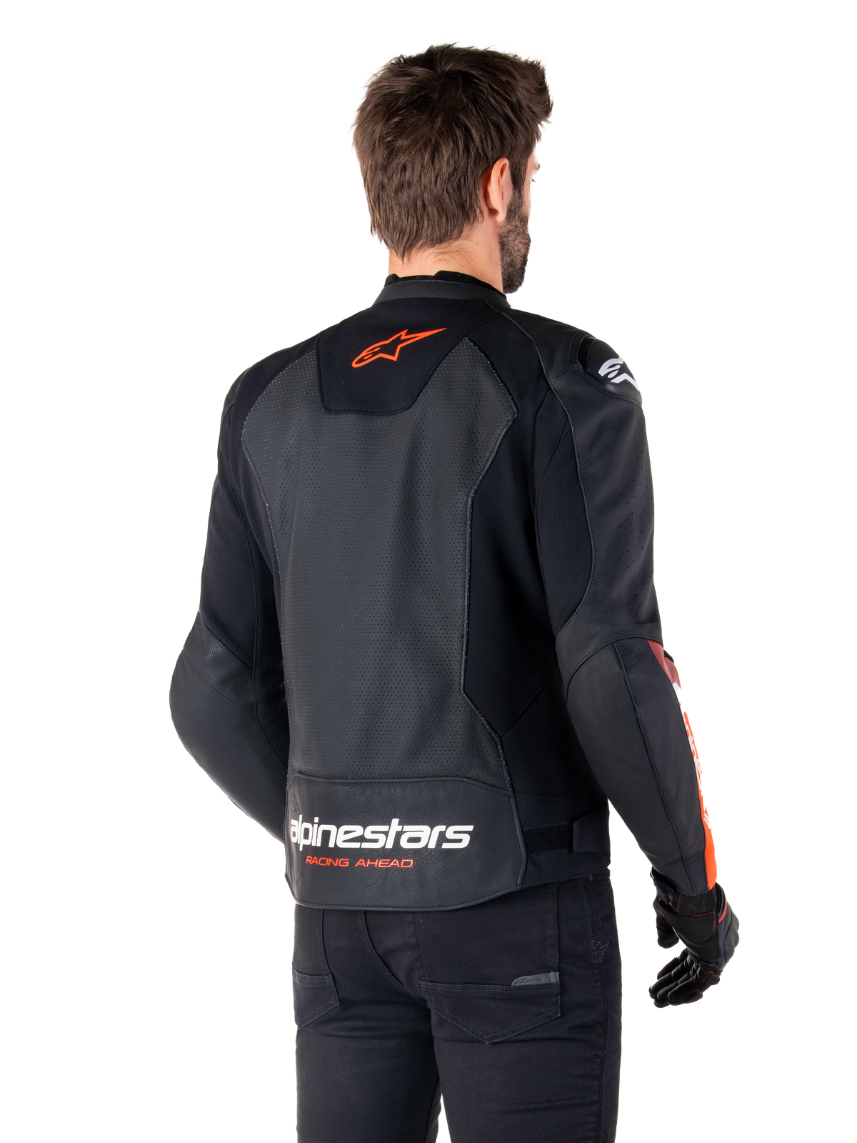 Alpinestars Faster V3 Airflow Lederjacke, Sport-Motorradjacke, Schwarz mit Fluor-Rot, Rückansicht, mit perforierten Lederpaneelen, orange-rotem Alpinestars-Logo auf dem oberen Rücken und weißem Branding auf dem unteren Rücken, getragen mit schwarzer Hose und Handschuhen, eleganter, vom Rennsport abgeleiteter Stil