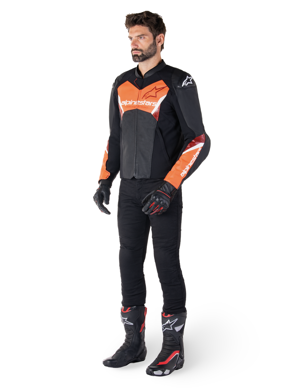 Alpinestars Faster V3 Airflow Lederjacke, Schwarz und Rot Fluo, getragen von einem männlichen Model mit schwarzer Motorradhose, Handschuhen und Rennstiefeln, mit perforiertem Leder und sportlicher Silhouette.