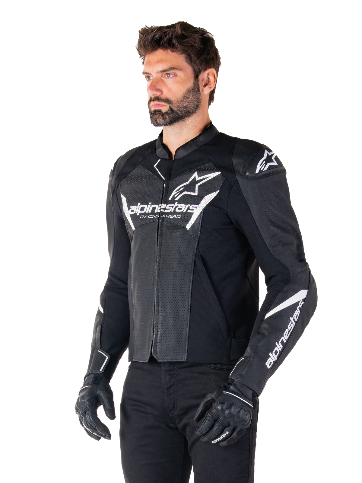 Alpinestars Faster V3 Airflow Leren Jas, zwart en wit, sportieve motorjas met geperforeerde leren panelen, witte Alpinestars-branding op de borst en mouwen, gedragen door een model met zwarte handschoenen en broek, strakke en beschermende rijuitrusting