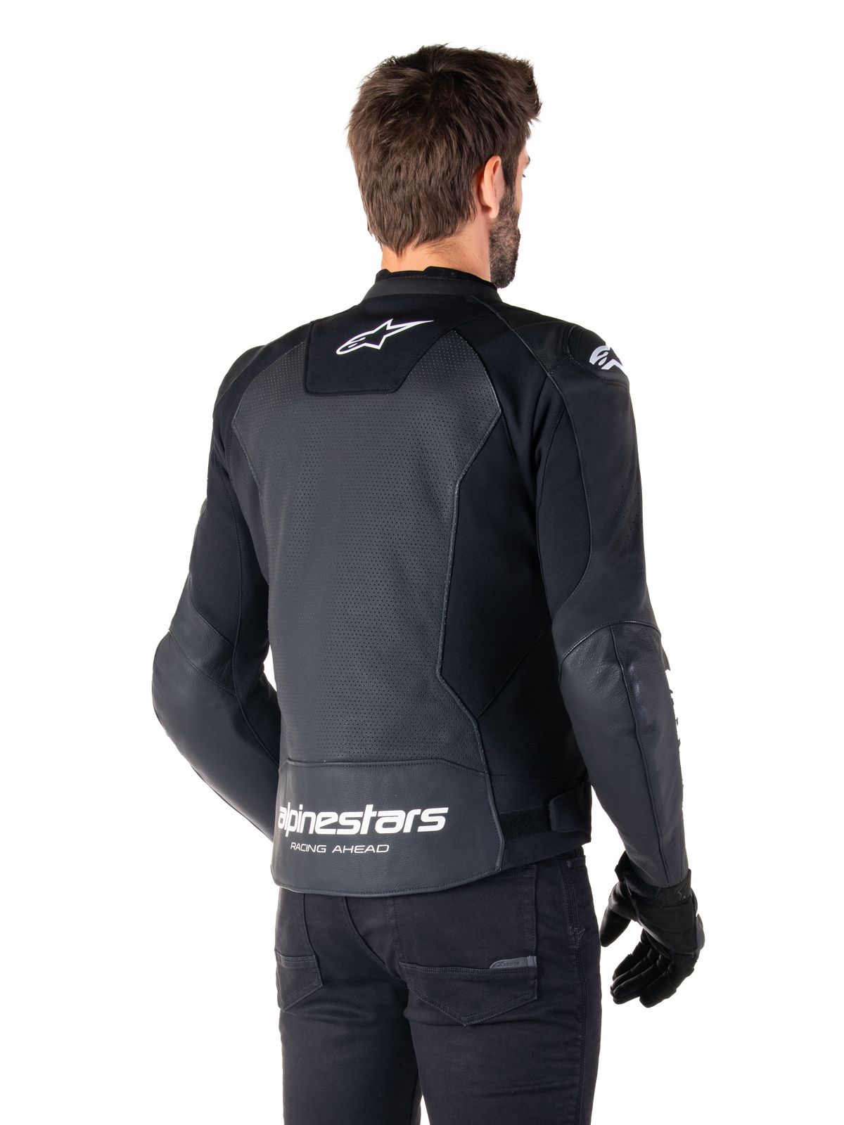 Alpinestars Faster V3 Airflow Leren Jas, zwart en wit, achteraanzicht op een model, geperforeerd lederen rugpaneel voor ventilatie, witte Astars-logo's op de bovenrug en onderrug met 'Racing Ahead'-tekst, sportief ontwerp met stretchpanelen voor motorrijden.