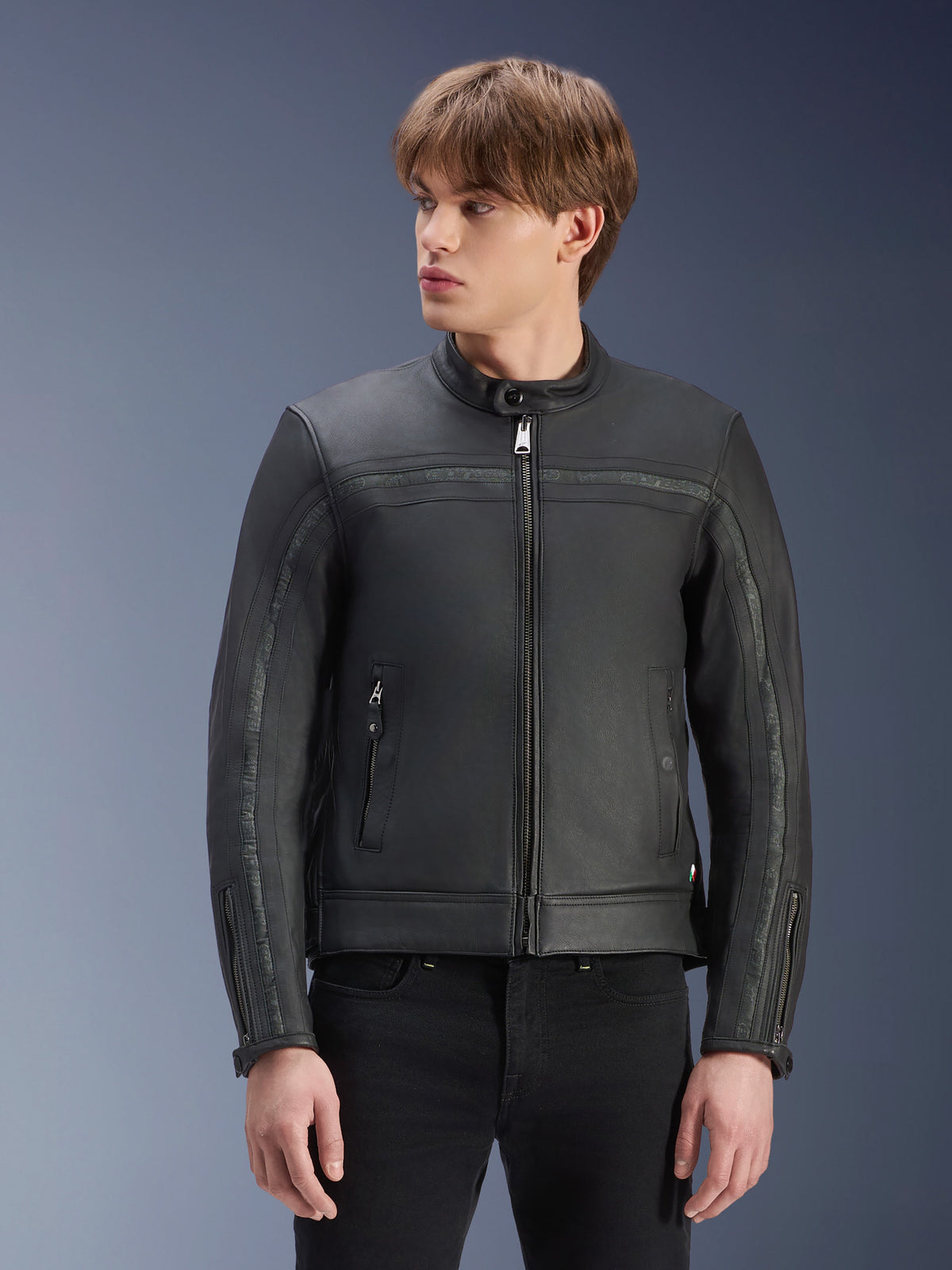 Alpinestars Dyno Leren Jas, zwarte urban motorjas van rundleer met heritage-stijl, gedragen door een man.