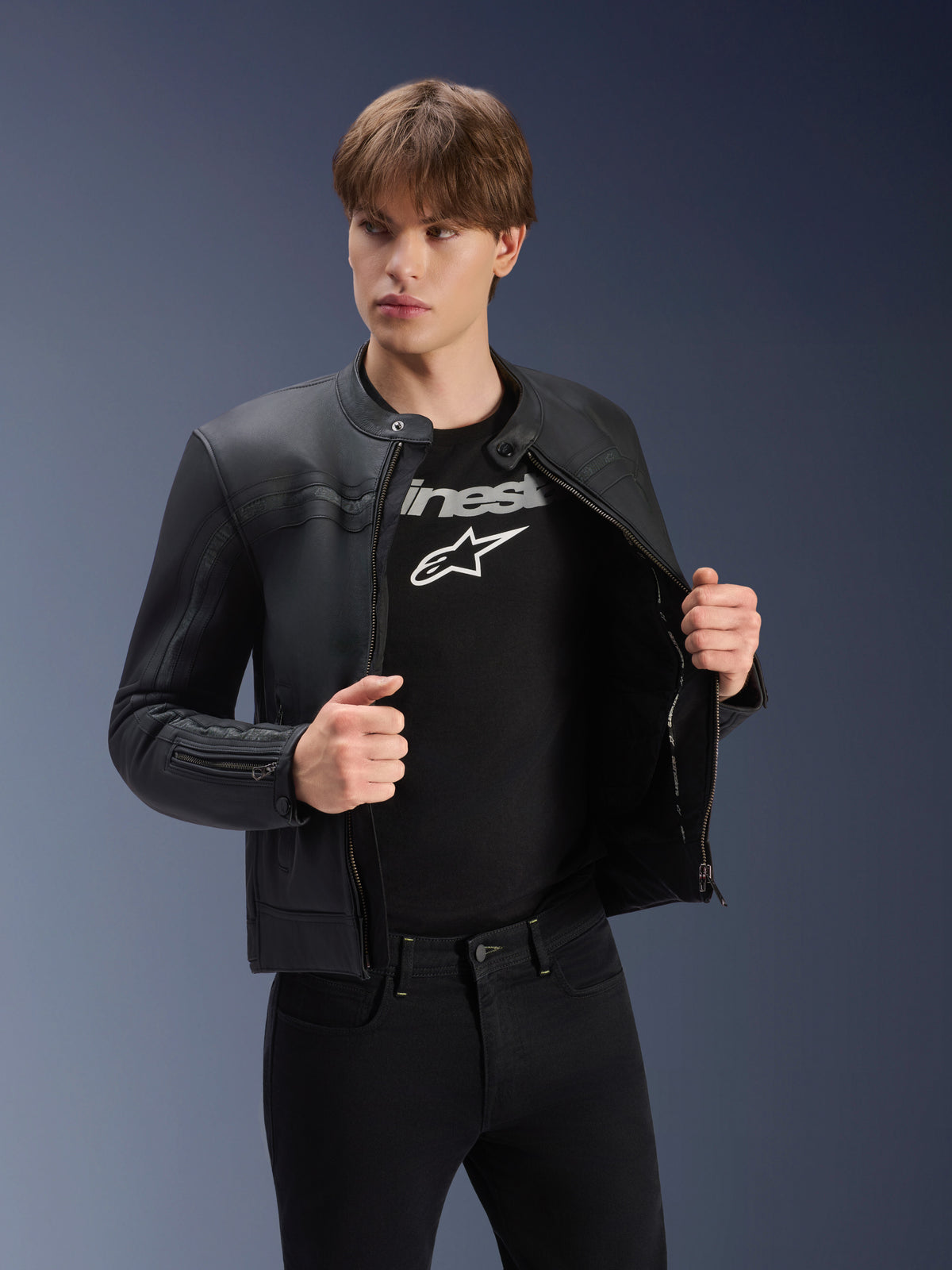 Alpinestars Dyno leren jas, zwarte herenmotorjas van rundleer, CE-gecertificeerd, Tech-Air Ready, gedragen door een model.