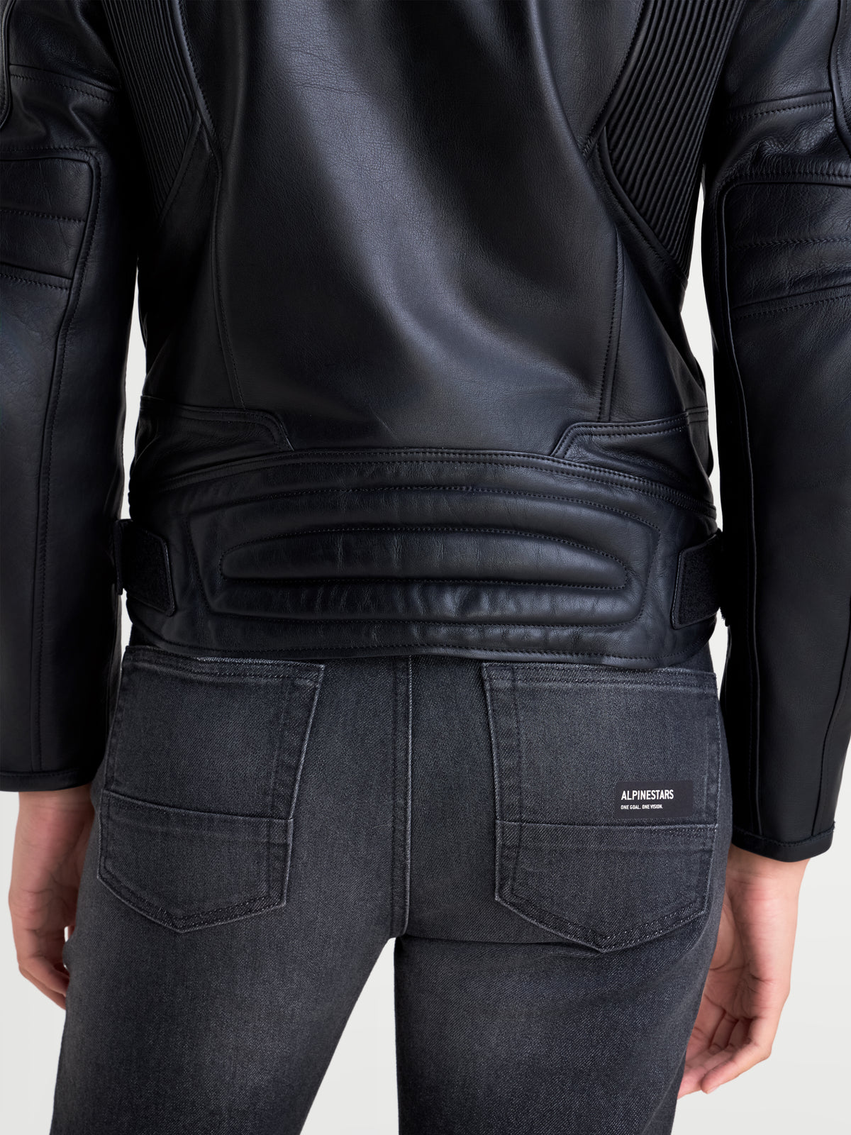 Alpinestars Revea Femme Veste en cuir, blouson de moto urbain en cuir pour femme noir, vue de dos montrant la construction en cuir pleine fleur et les empiècements plissés aux épaules