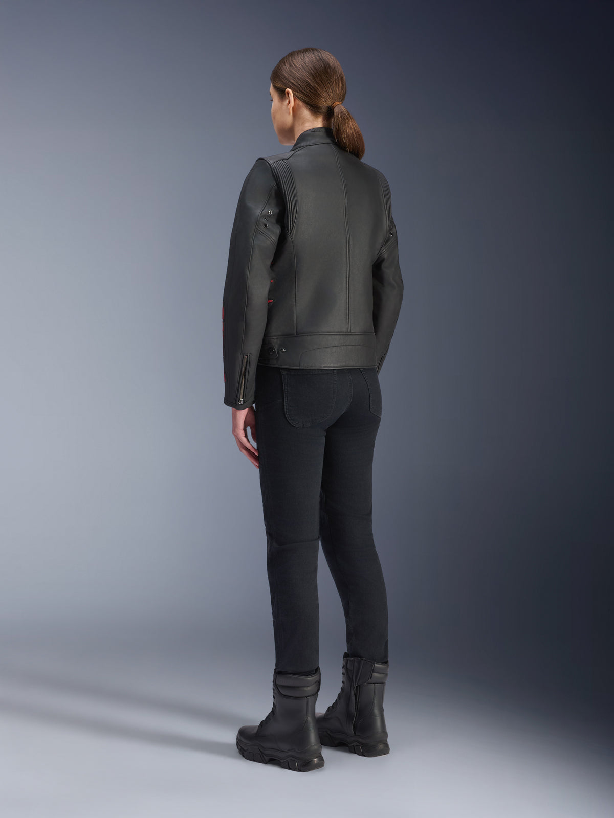 Alpinestars Stella Dyno Leren Jas, dames motorjas, zwart Haute Rood, achteraanzicht, gedragen met zwarte motorbroek en zwarte laarzen, premium lederen afwerking met erfgoedstijl