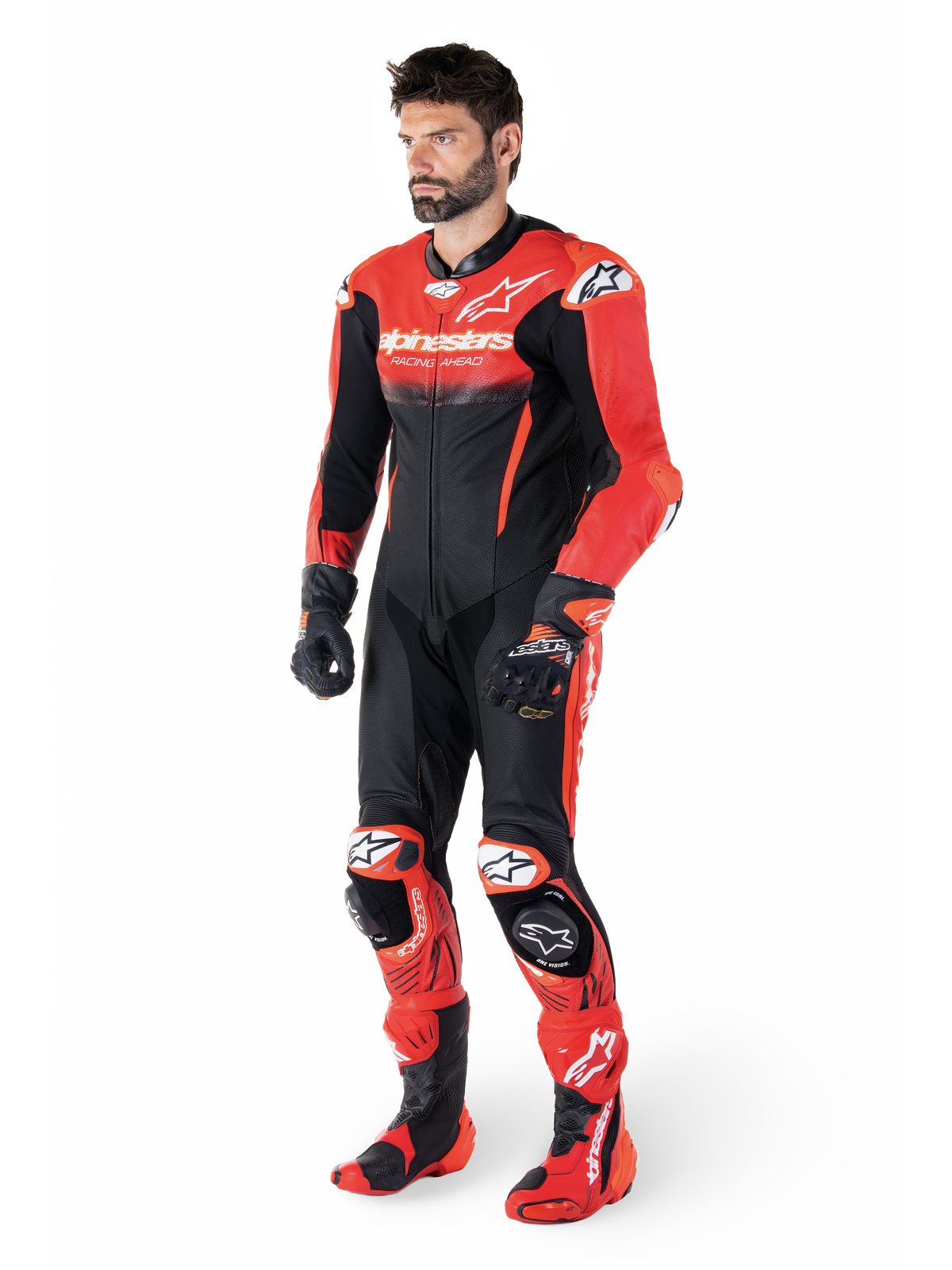 Alpinestars GP-R7 leren pak 1 stuk, heren motorracepak voor racing en circuit, zwart en rood, geperforeerd runderleer, Tech-Air ready, CE-gecertificeerd AAA, gedragen door een model.