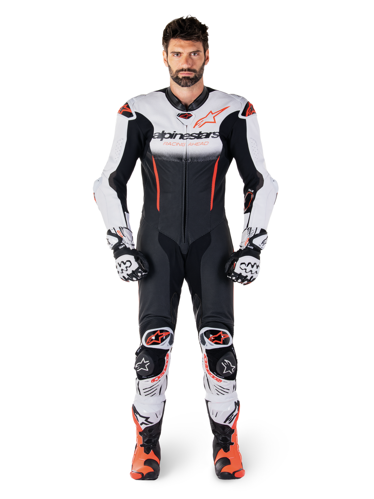 Alpinestars GP-R7 1 pièce, combinaison en cuir pour homme, blanche, noire et rouge fluo, portée avec gants et bottes.