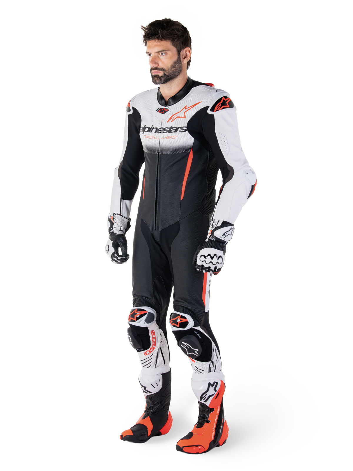 Alpinestars Combinaison En Cuir GP-R7 1 Pièce, combinaison de course moto pour homme, blanche et noire avec détails rouge fluo, certifiée CE AAA, portée par un mannequin avec gants et bottes assortis
