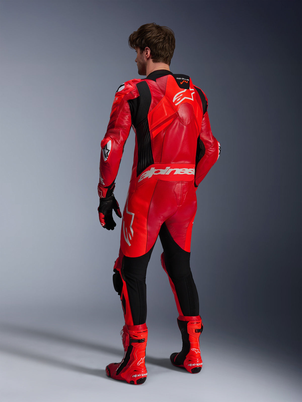 Alpinestars GP Plus V4 Sprint Lederkombi, Einteiliger Motorrad-Rennanzug für Herren, Rot Fluo und Schwarz, Premium-Leder, Tech-Air Ready mit aerodynamischem Höcker, CE AAA-zertifiziert, Rückansicht.