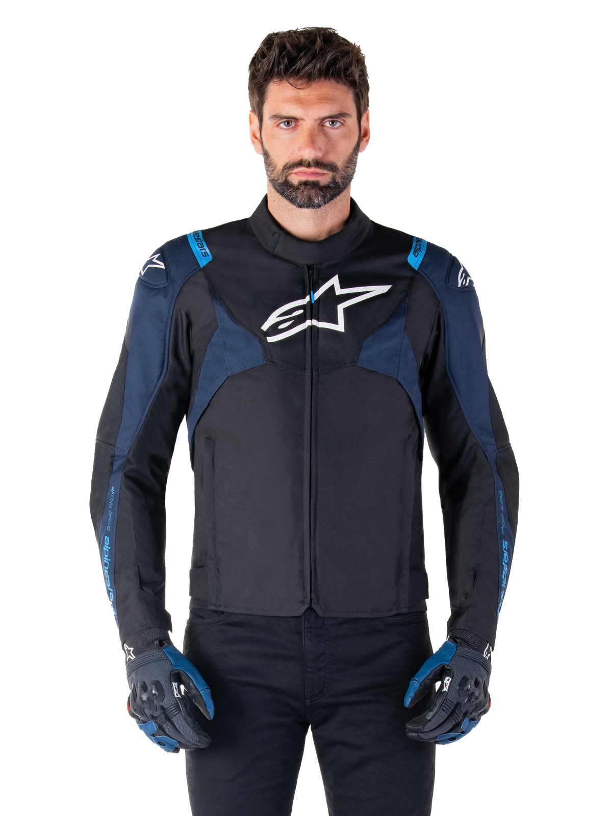 Veste Alpinestars T-Jaws V4 Waterproof, veste de moto, noir et bleu foncé avec des accents bleu Blithe, logo blanc sur la poitrine, texte bleu sur les épaules, portée avec des gants assortis, équipement de protection textile imperméable