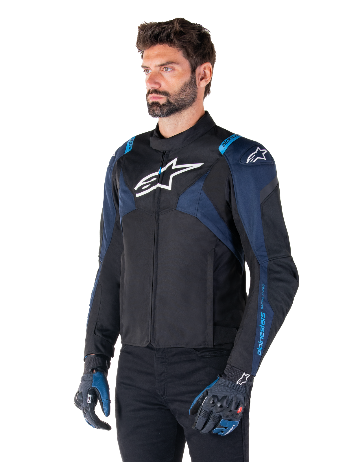 Veste imperméable Alpinestars T-Jaws V4, veste de moto, noir, bleu foncé et bleu vif, portée par un mannequin avec des gants assortis et un pantalon noir, logos Alpinestars blancs sur la poitrine et les épaules avec accents bleus sur les manches, équipement textile sportif