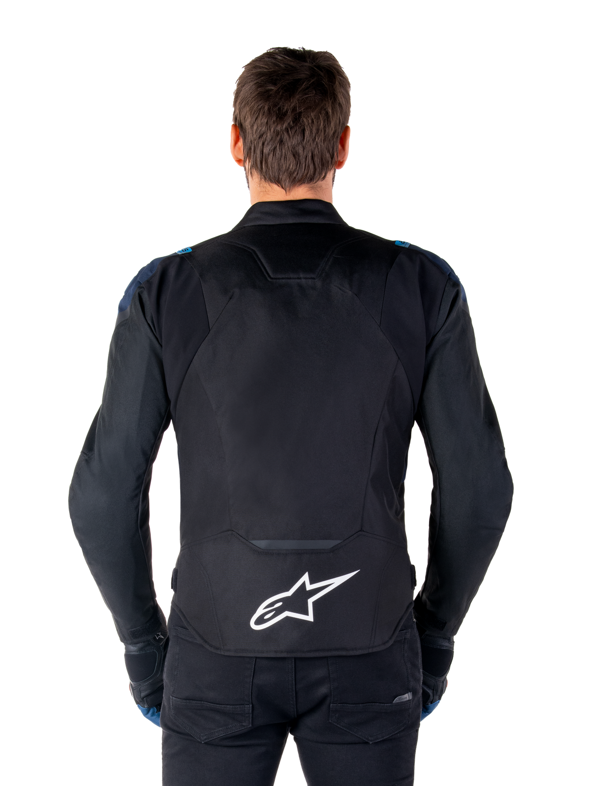 Veste imperméable Alpinestars T-Jaws V4, veste de moto, noir bleu foncé bleu blithe, vue de dos sur un modèle, avec un grand logo Alpinestars blanc sur le bas du dos, des accents bleu foncé sur les épaules et une silhouette sportive élégante.