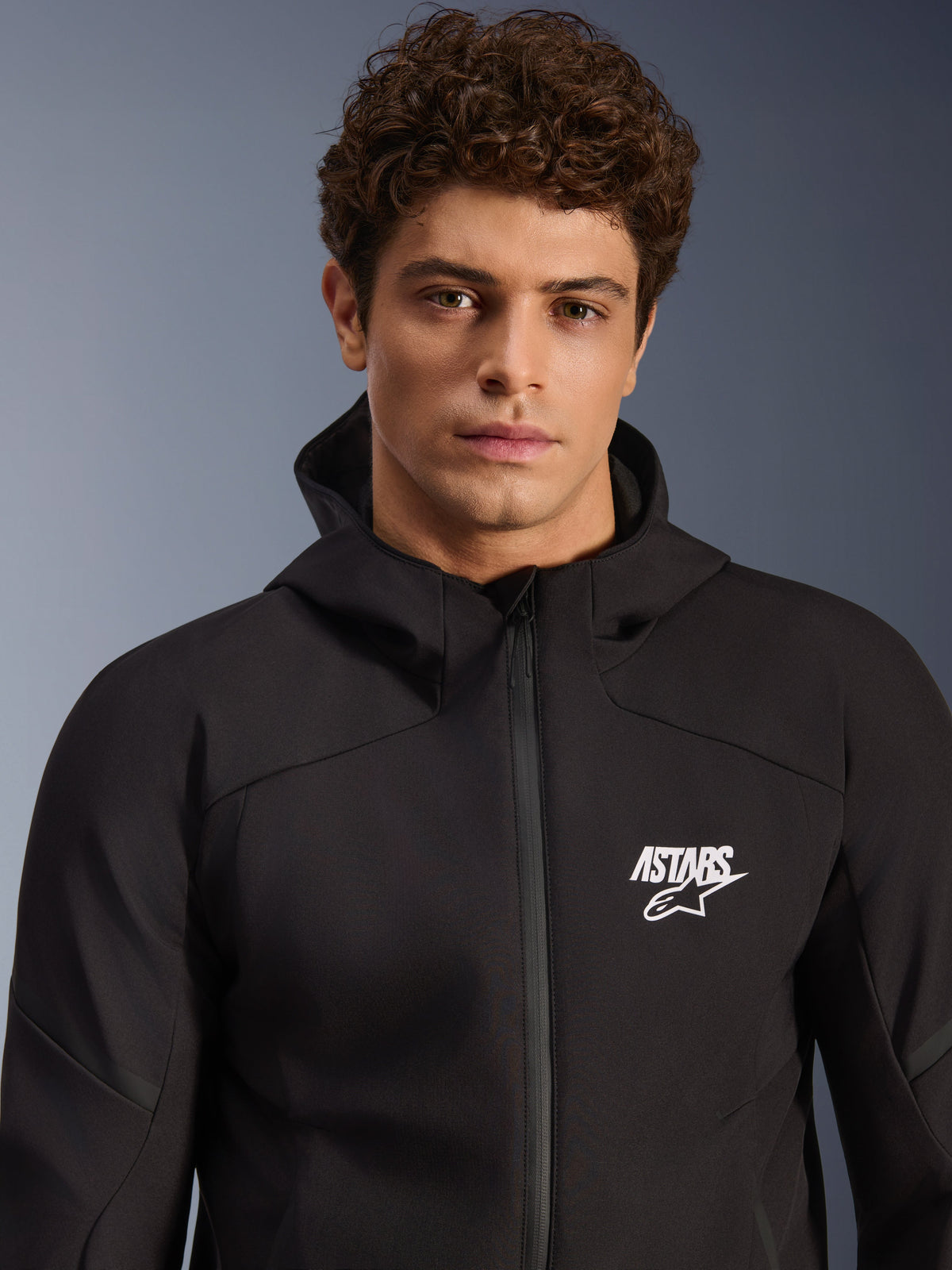 Alpinestars Aeroshell Waterdichte Jas, zwarte heren softshell motorhoodie met wit ASTARS-logo op de borst.