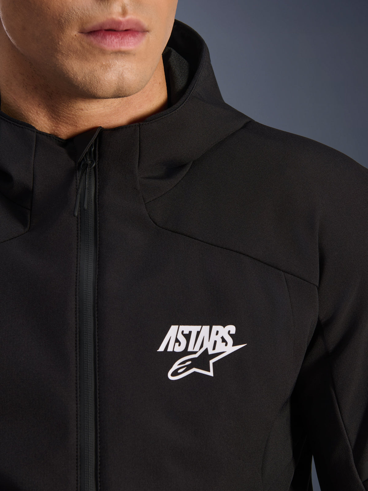 Alpinestars Aeroshell waterdichte jas, zwarte heren softshell motorjas met wit ASTARS-logo en waterdichte rits