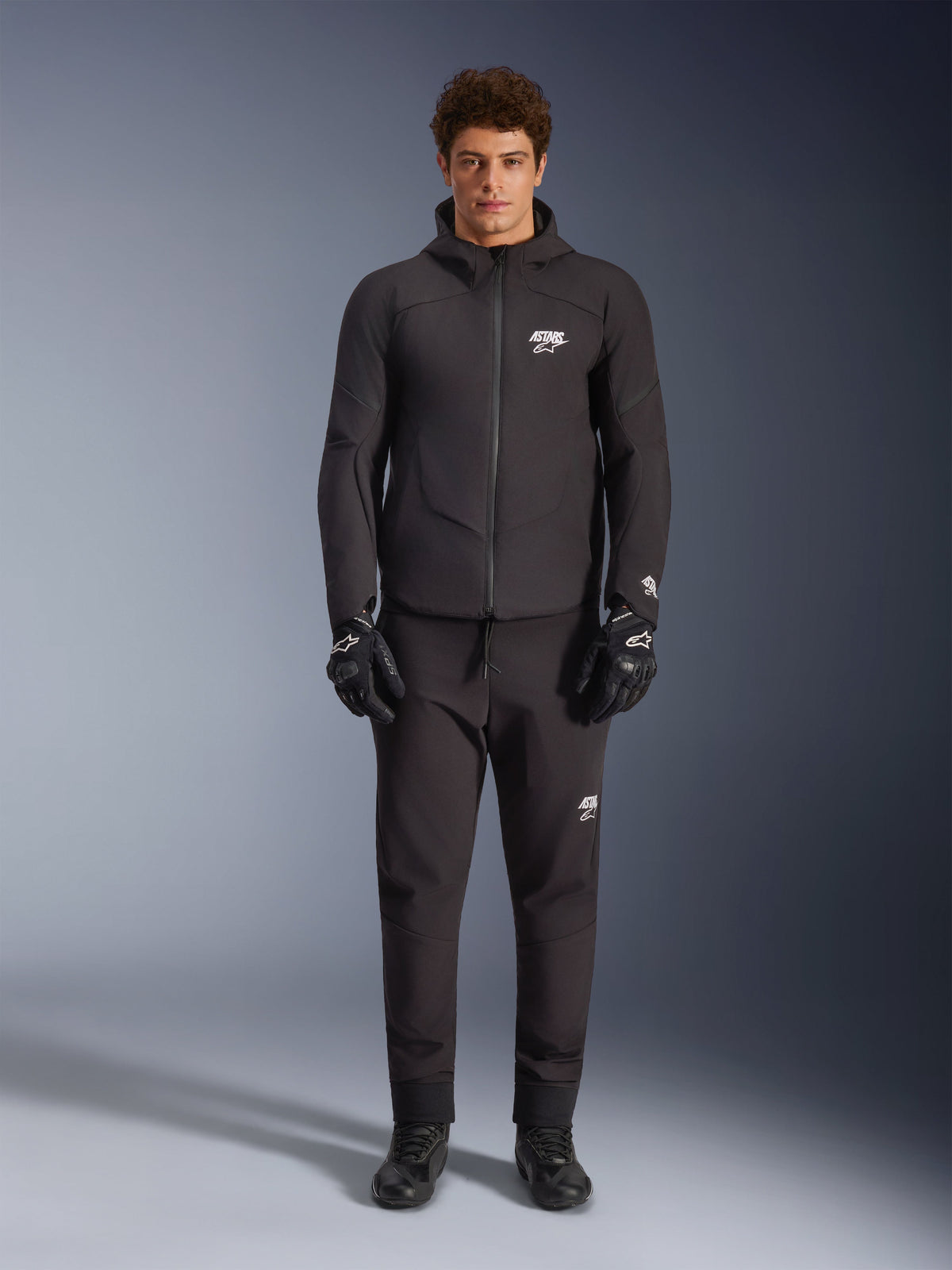 Alpinestars Aeroshell waterdichte jas, zwarte softshell motorjas met capuchon voor rijden op de weg, gedragen door herenmodel