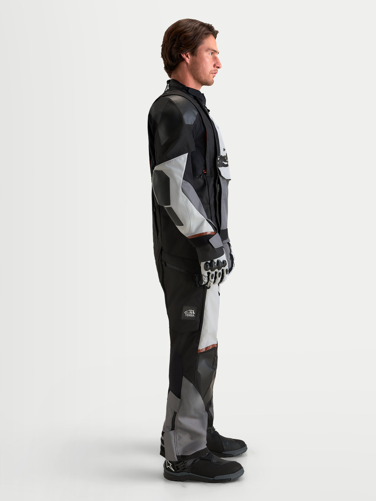 Alpinestars Harok V2 Drystar jas, heren avontuurlijke motorjas voor alle terreinen in donkergrijs, ijsgrijs en zwart, zijaanzicht gedragen door een model