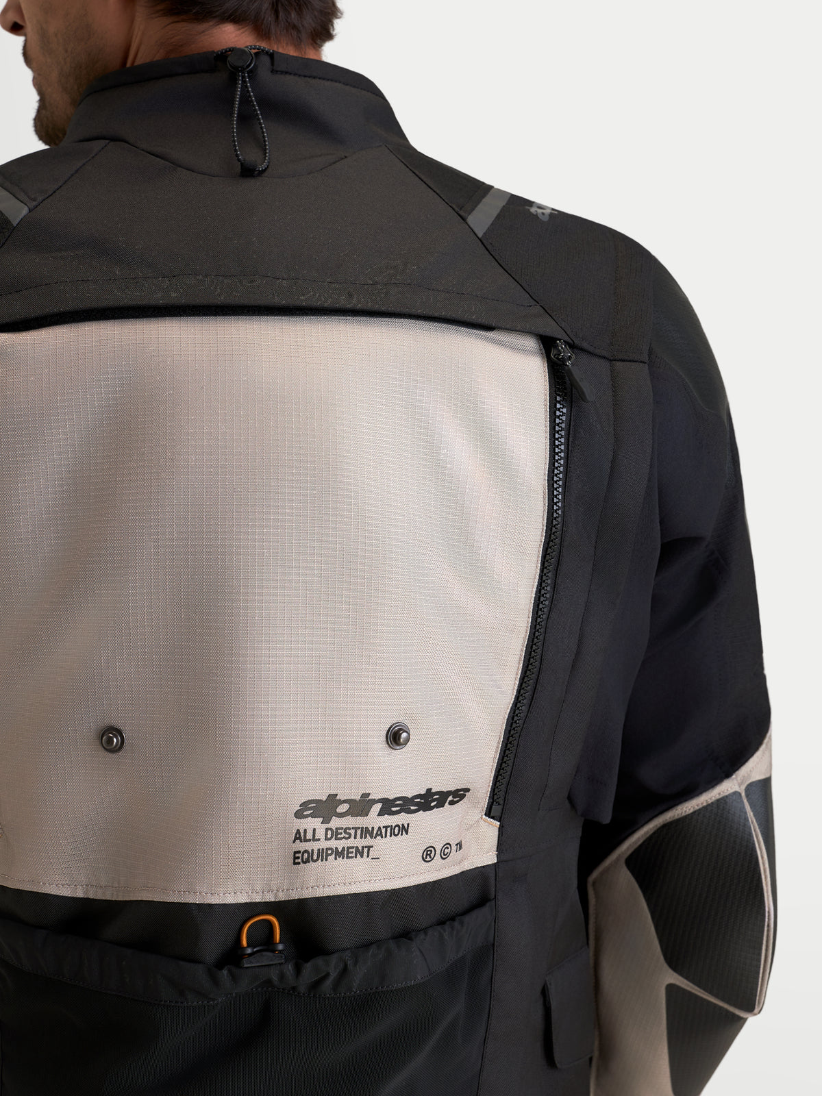 Alpinestars Harok V 2 Drystar Jacke, Herren-Adventure-Motorradjacke, Rückansicht mit modularem Belüftungseinsatz in Aluminium und Schwarz, Ripstop-Konstruktion