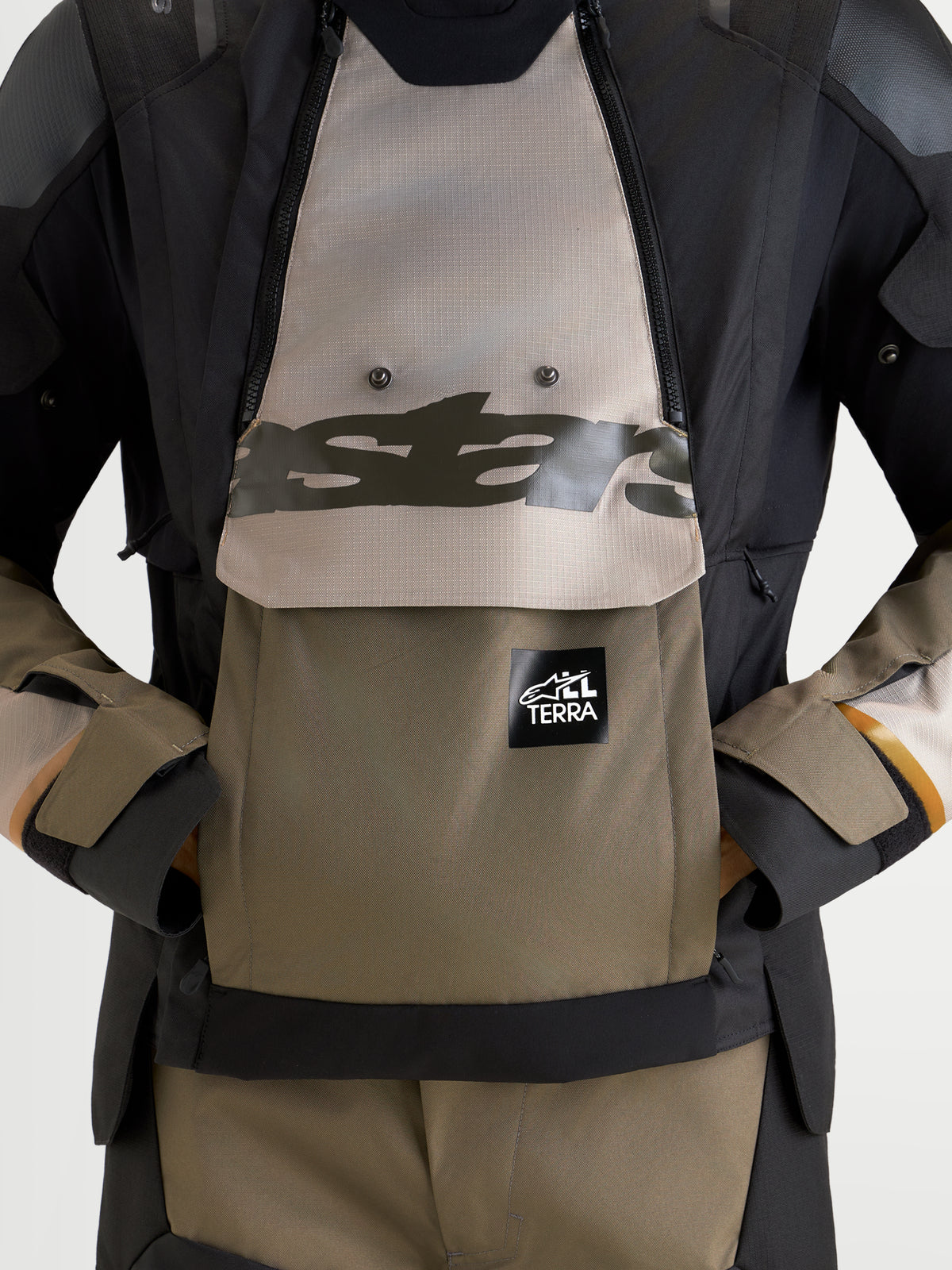 Alpinestars Harok V2 Drystar Jacke, Herren-Abenteuer-Motorradjacke, Aluminium, Walnut und Schwarz, Detailansicht der großen wasserdichten Kängurutasche auf der Vorderseite