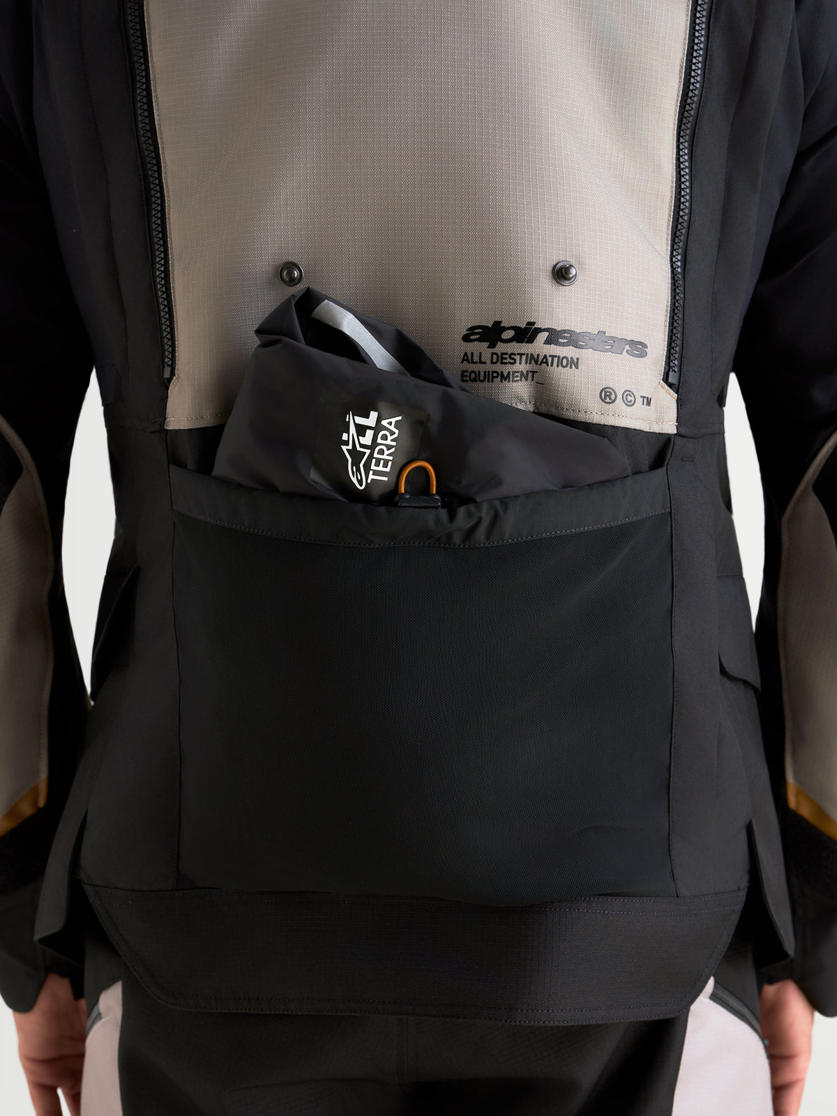 Alpinestars Harok V 2 Drystar Jacke, Nahaufnahme der Rückentasche und Belüftungsdetails, Herren-Abenteuer-Motorradjacke, Aluminium, Walnuss und Schwarz, mit Alpinestars All Destination Equipment Branding