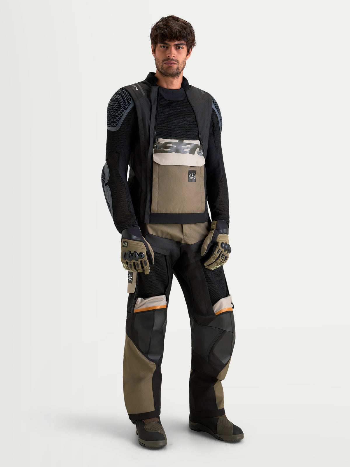 Harok V2 Drystar Jacke, Herren-Adventure-Motorradjacke in Aluminium, Braun und Schwarz mit modularem belüftetem Chassis und wasserdichter Konstruktion, präsentiert von einem männlichen Model.