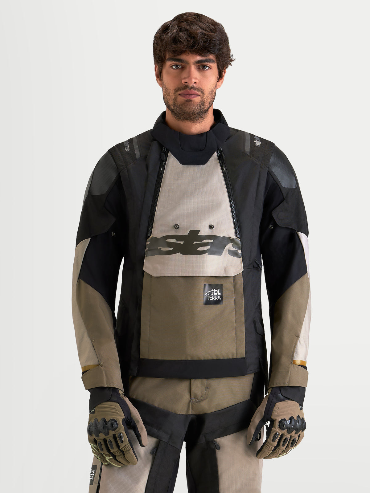 Alpinestars Harok V 2 Drystar Jacke, Herren-Abenteuer-Motorradjacke in Aluminium, Walnuss und Schwarz, mit wasserdichter Textilschale und CE-zertifiziertem Schutz, getragen von einem Model