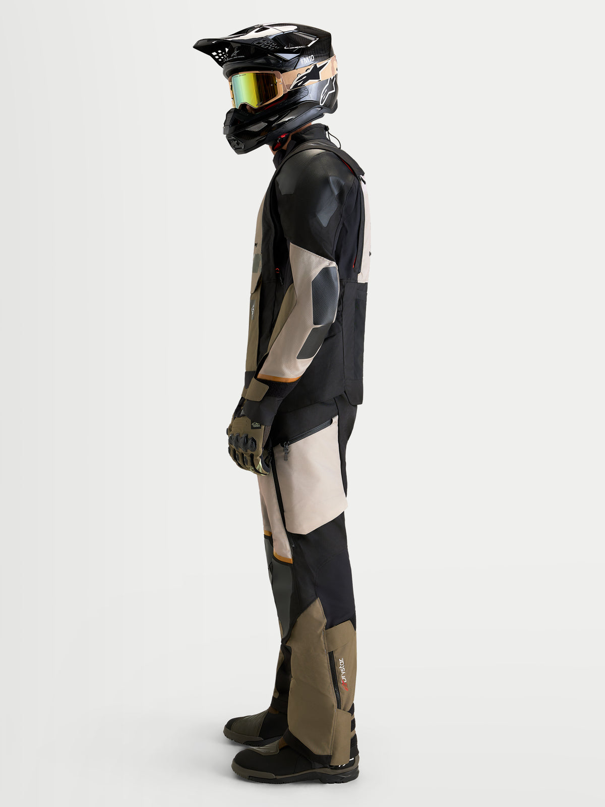Alpinestars Harok V 2 Drystar Jacke, Adventure-Motorradjacke für Herren in Aluminium, Braun und Schwarz, getragen von einem Fahrer mit passendem Helm und Offroad-Ausrüstung, Seitenansicht