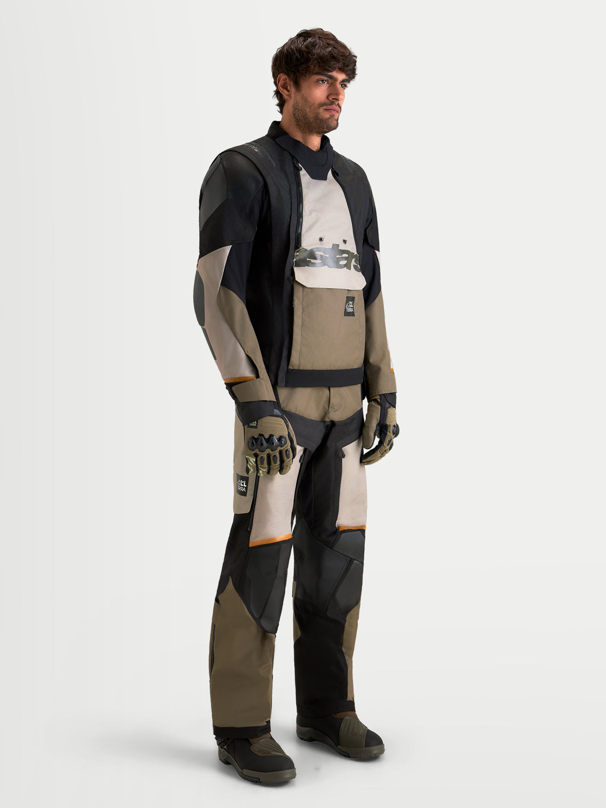 Alpinestars Harok V2 Drystar Jacke, Herren-Adventure-Motorradjacke, Aluminium, Braun und Schwarz, mit CE-Level-2-Protektoren und wasserdichter Drystar-Konstruktion, getragen von einem männlichen Model