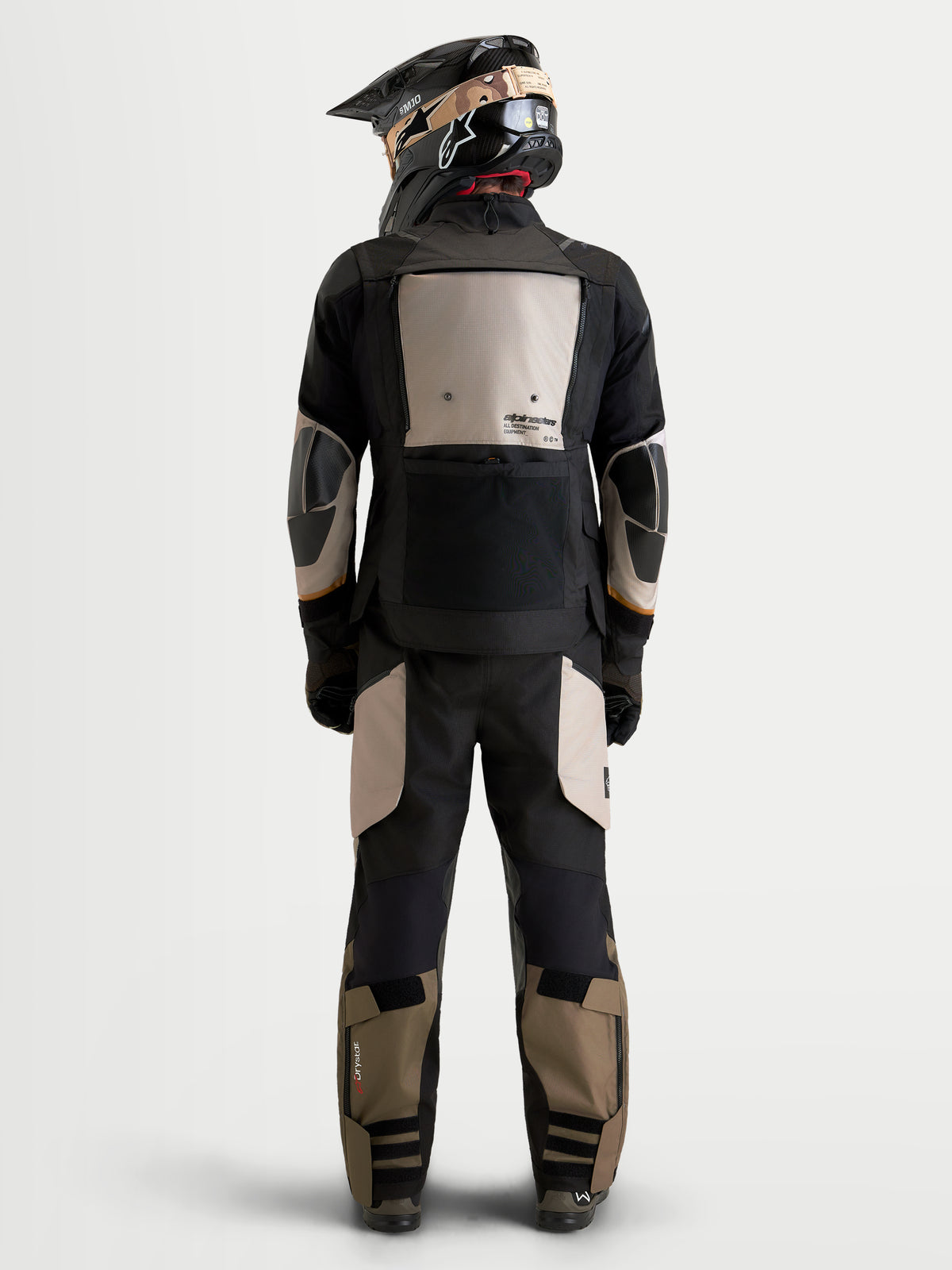 Alpinestars Harok V2 Drystar Jacke, Herren-Adventure-Motorradjacke, Aluminium, Braun und Schwarz, Rückansicht eines Fahrers mit All-Terrain-Jacke und passender Ausrüstung mit Helm