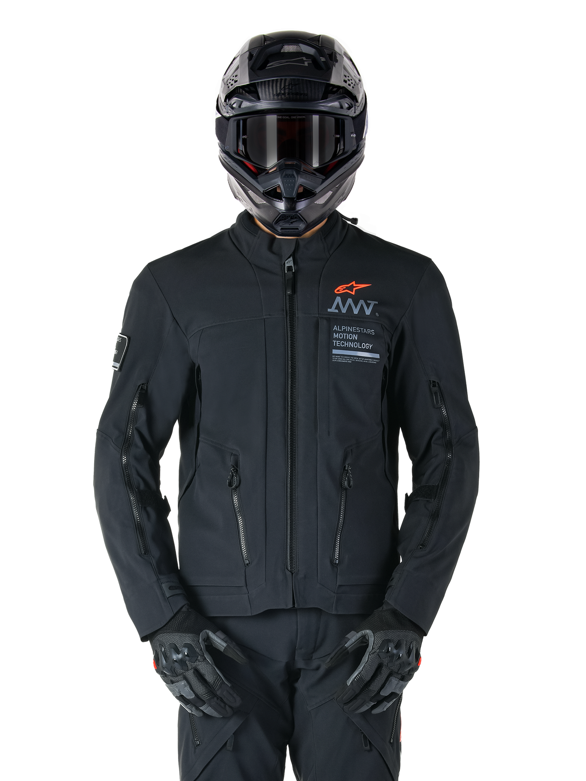Alpinestars AMT-8 Stretch Drystar® XF Jacke, schwarze Motorradjacke, mit orangefarbenem Alpinestars-Logo und grauem AMT-Branding, hoher Kragen mit Frontreißverschluss und Belüftungsöffnungen, getragen mit schwarzem Helm und Handschuhen, schützende Adventure-Tourenbekleidung