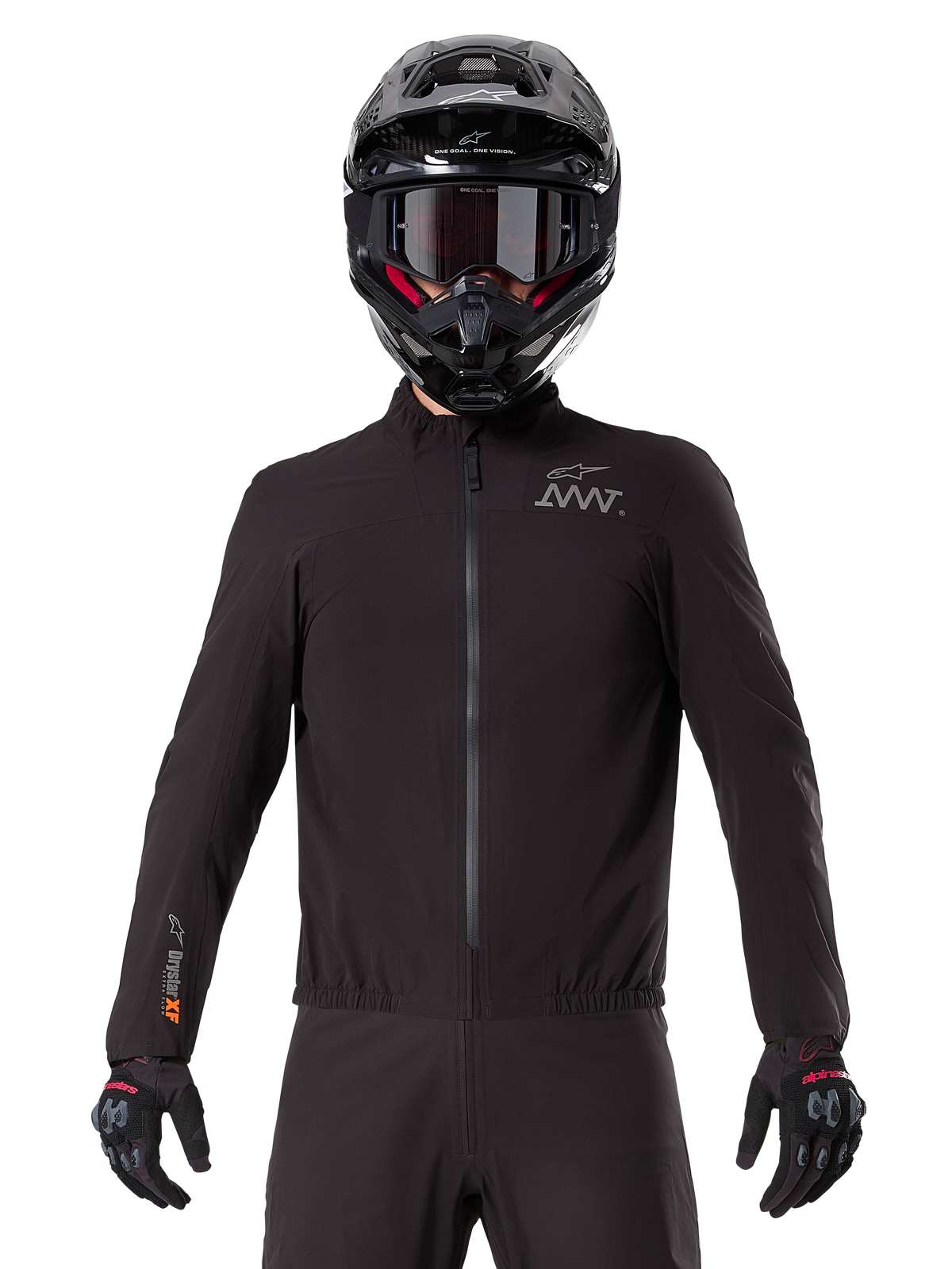 Alpinestars AMT-8 Stretch Drystar® XF Liner, schwarze wasserdichte Motorrad-Innenjacke, mit Frontreißverschluss und elastischem Bund, AMT-Logo auf der Brust und Drystar XF Branding am Ärmel, getragen mit schwarzem Helm und Handschuhen.
