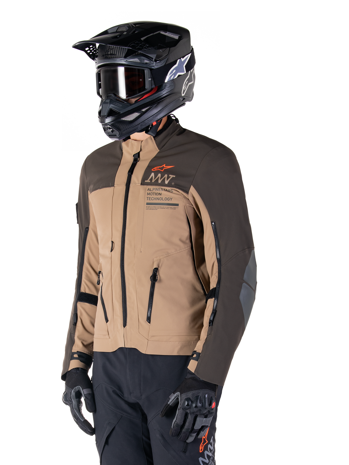 Alpinestars AMT-8 Stretch Drystar® XF Jas, adventure motorjas, donkerbruin en donker khaki, gedragen met een zwarte off-road helm en crossbril, voorzien van Alpinestars Motion Technology-branding en ventilatieopeningen met ritssluiting.