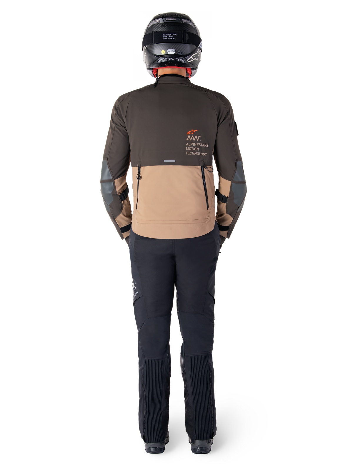 Alpinestars AMT-8 Stretch Drystar® XF Jas, adventure touring motorjas, donkerbruin en donker khaki, achteraanzicht met Alpinestars Motion Technology branding op de rug, gedragen met zwarte broek en zwarte integraalhelm, performance stretch textiel voor adventure motoruitrusting