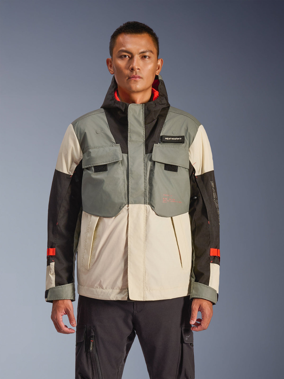 Alpinestars Mospher Waterproof Jacket, veste de moto pour homme, color-block gris, noir et crème, design d'inspiration tactique avec poches poitrine, système de capuche à col haut, accents rouges sur les manches, équipement de conduite urbaine