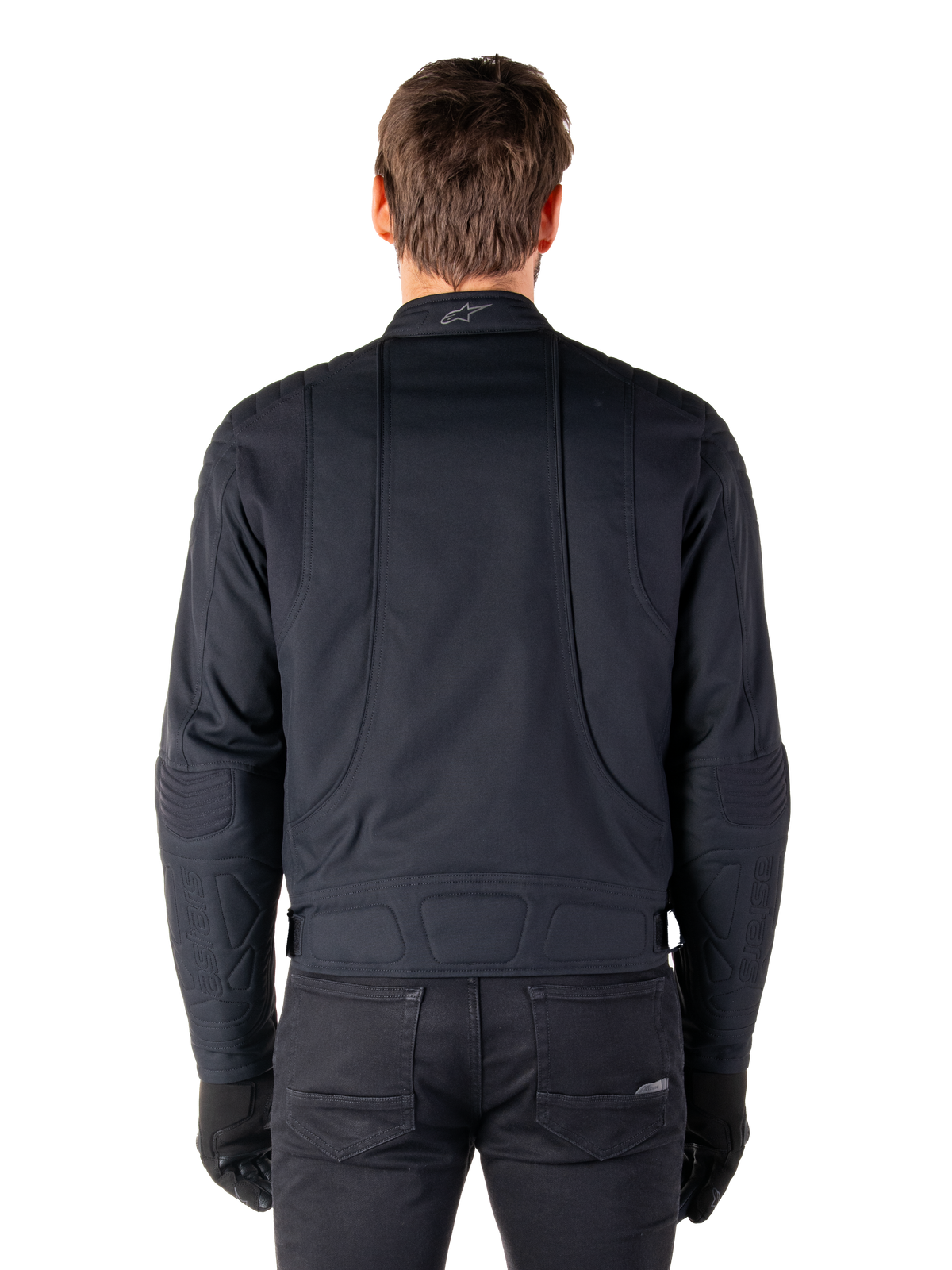Veste Alpinestars Clayton WR, noire, vue arrière d'un homme portant la veste de moto urbaine déperlante, avec des renforts matelassés sur les épaules et les coudes, des lignes ergonomiques et une finition mate