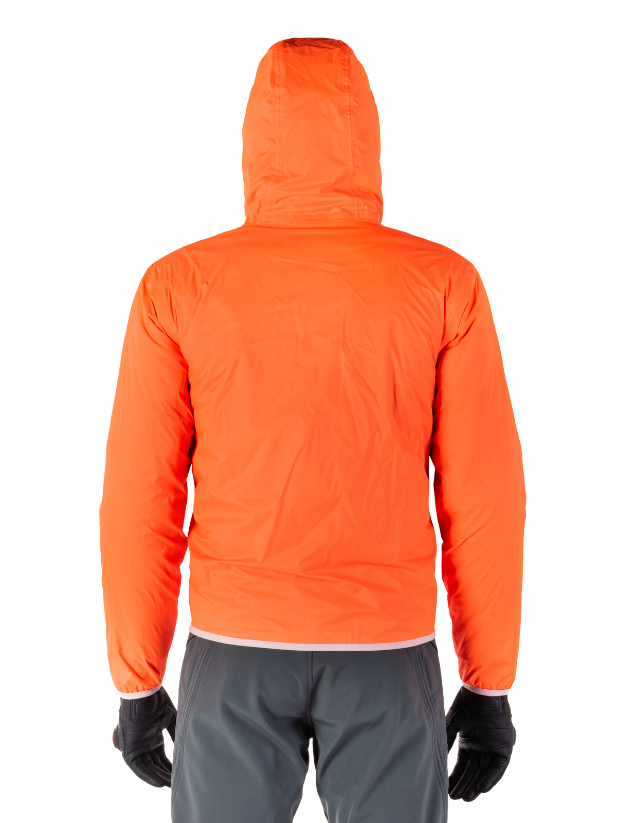 Alpinestars Mohobbs Wasserdichte Jacke, packbarer Regenschutz in Bright Orange Fluo, Rückansicht der leichten Kapuzenjacke, getragen mit dunkelgrauer Motorradhose und schwarzen Handschuhen