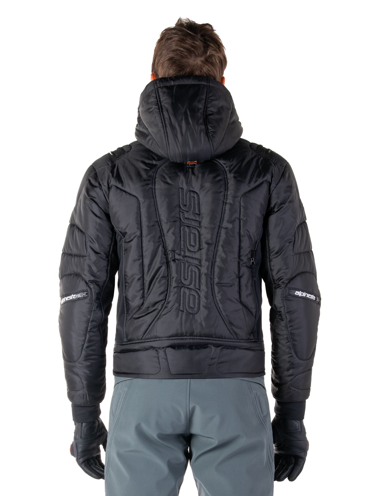 Alpinestars Mohobbs Wasserdichte Jacke, Schwarz, Rückansicht mit gesteppter, wattierter Konstruktion, vertikaler „astars“-Schriftzug auf dem Rücken, Kapuze aufgesetzt, moderner Moto-Streetwear-Stil