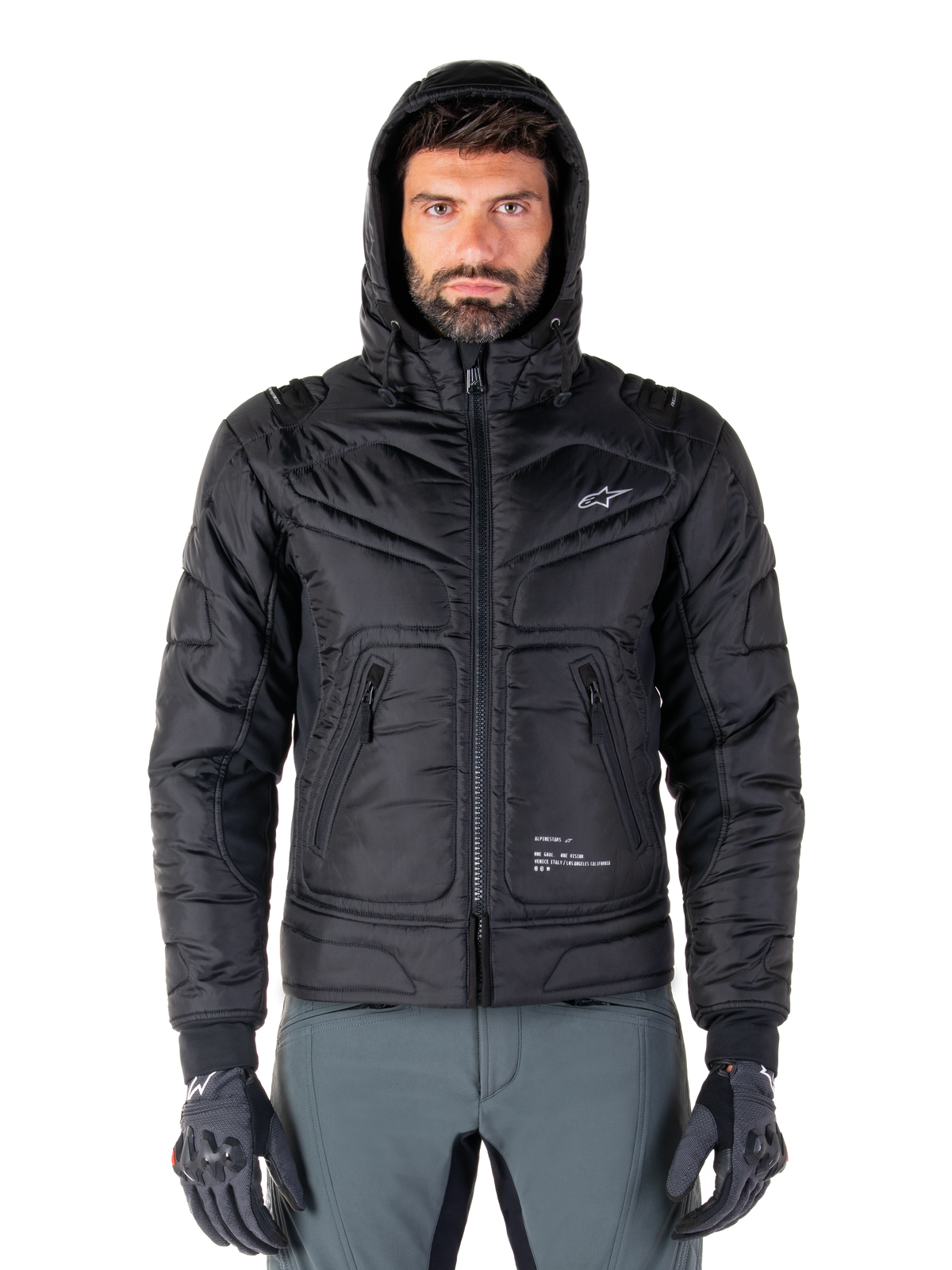Alpinestars Mohobbs wasserdichte Jacke, schwarze gesteppte Motorrad-Bomberjacke, Design mit Kapuze und weißem Stern-Logo auf der Brust, Reißverschluss vorne, urbaner Streetwear-Stil für Fahrer