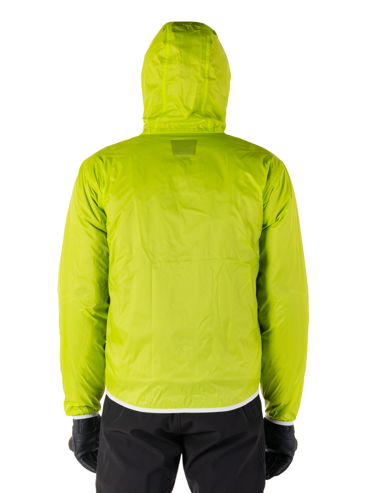 Alpinestars Mohobbs Waterproof Jacket, Lime Punch opvouwbare regenhoes, fel limoengroene jas met capuchon, achteraanzicht, gedragen met zwarte broek en handschoenen, waterdichte moto streetwear